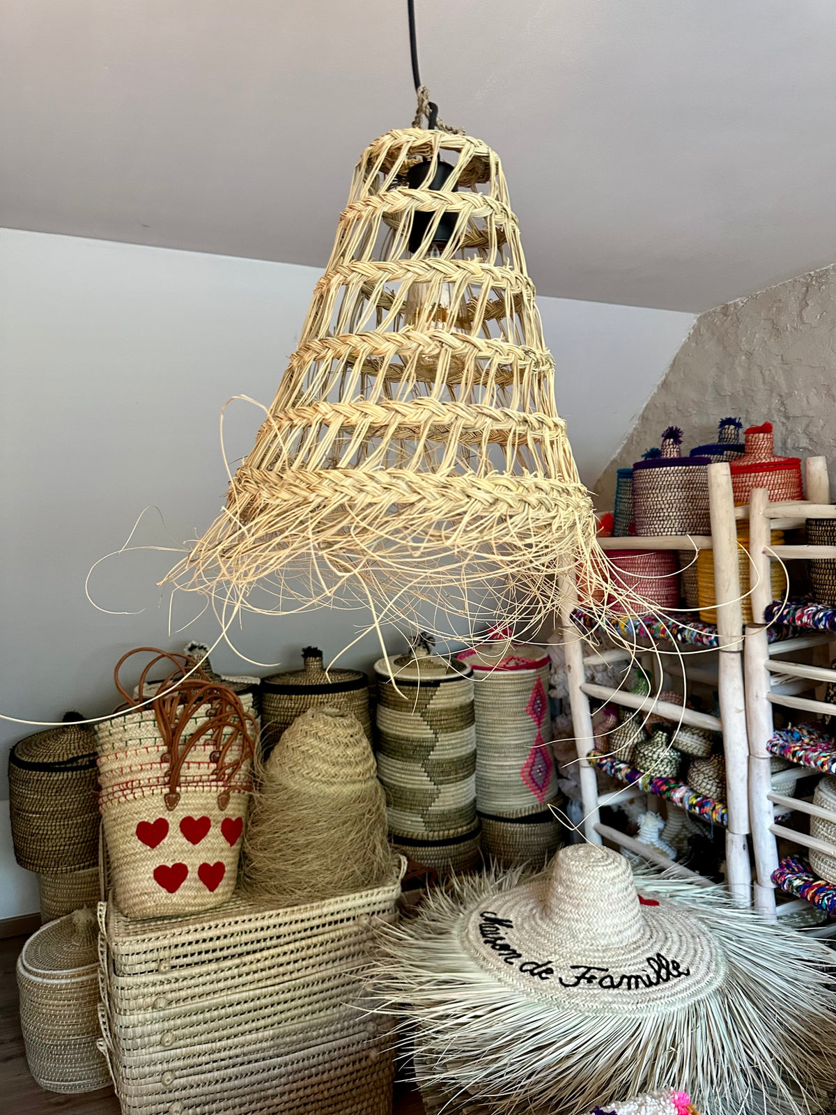 Suspension Conique en Feuilles de Palmier Doum – Tressée à la Main