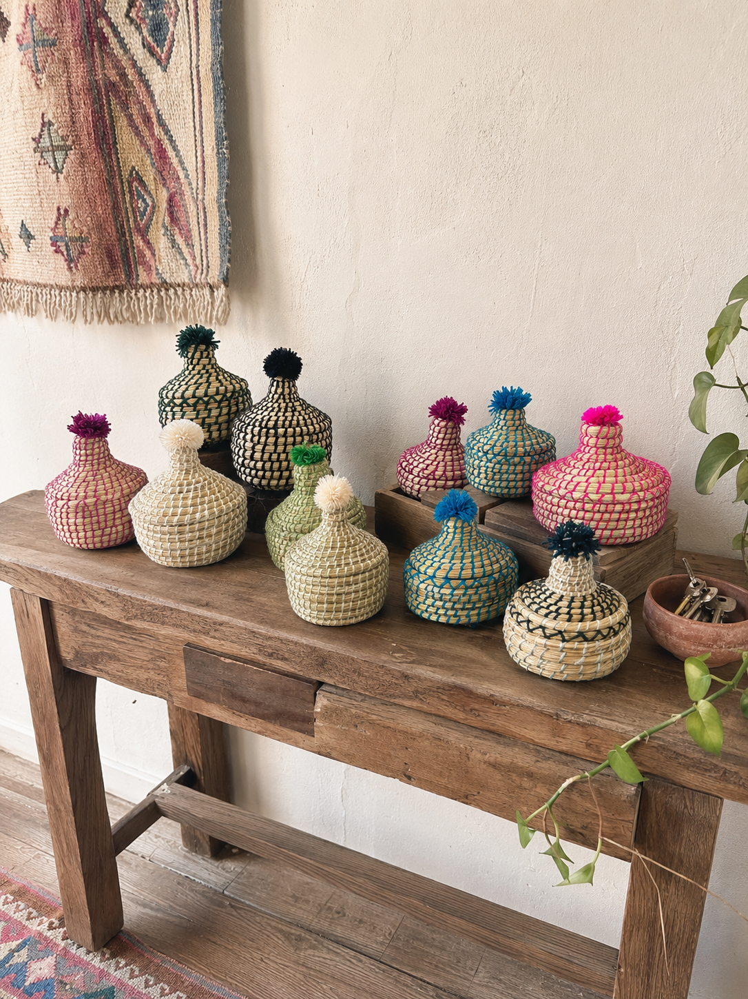 Assortiment de mini paniers berbères artisanaux colorés utilisés comme vide-poches