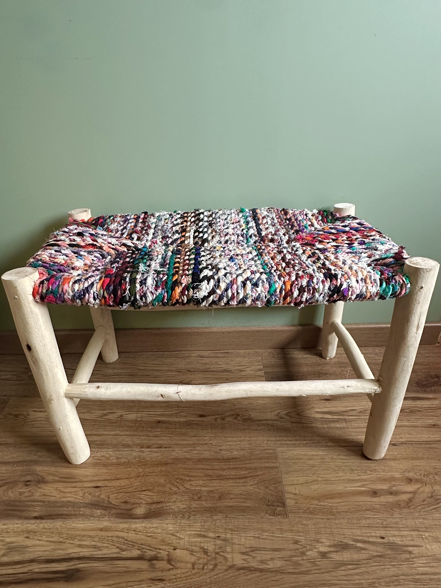 Banc artisanal en bois naturel avec assise tissée à partir de chutes de tissu multicolores, pièce unique faite main.