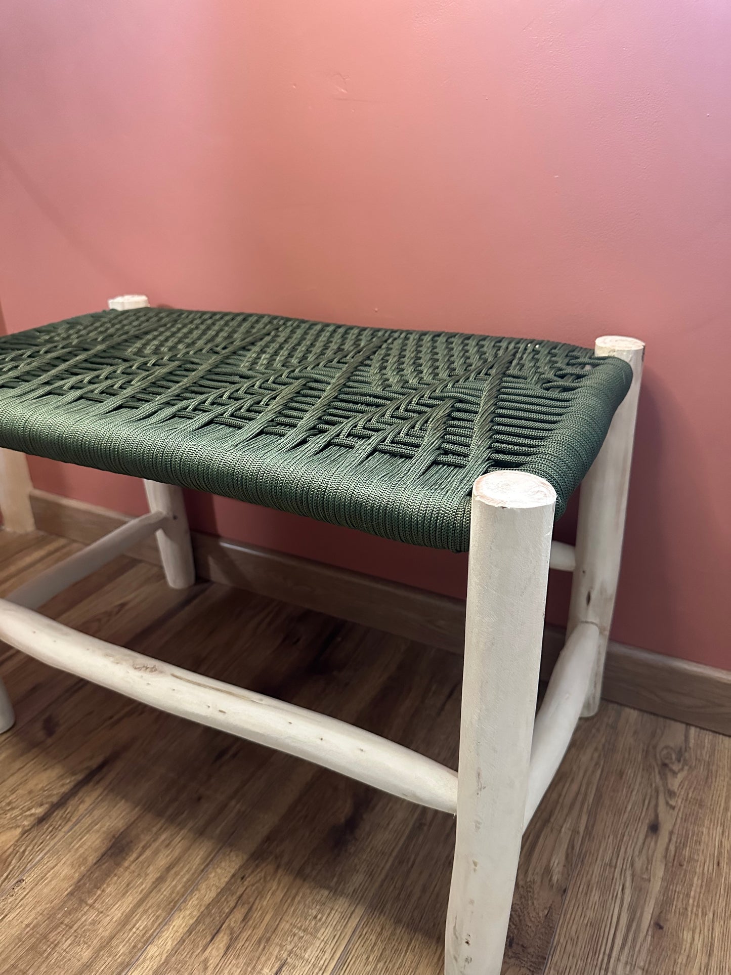 Banc bohème artisanal vert kaki assise tressée