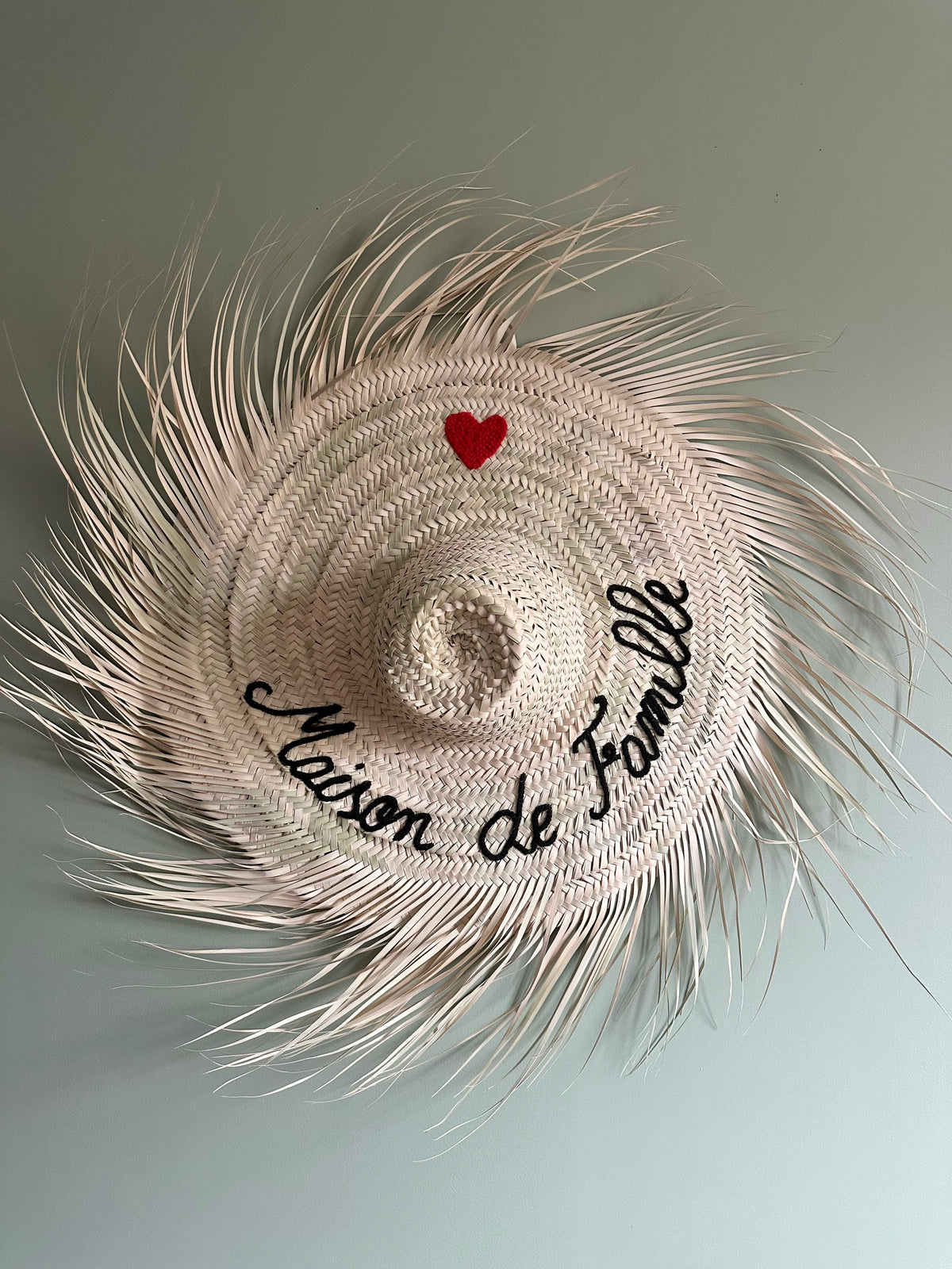 Chapeau décoration murale Maison de Famille cœur brode artisanal Bahia By L.