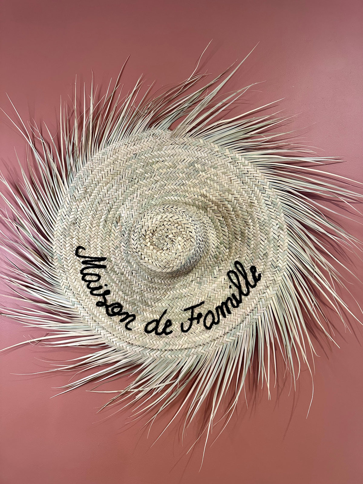 Chapeau en paille artisanal décoration murale “Maison de Famille”