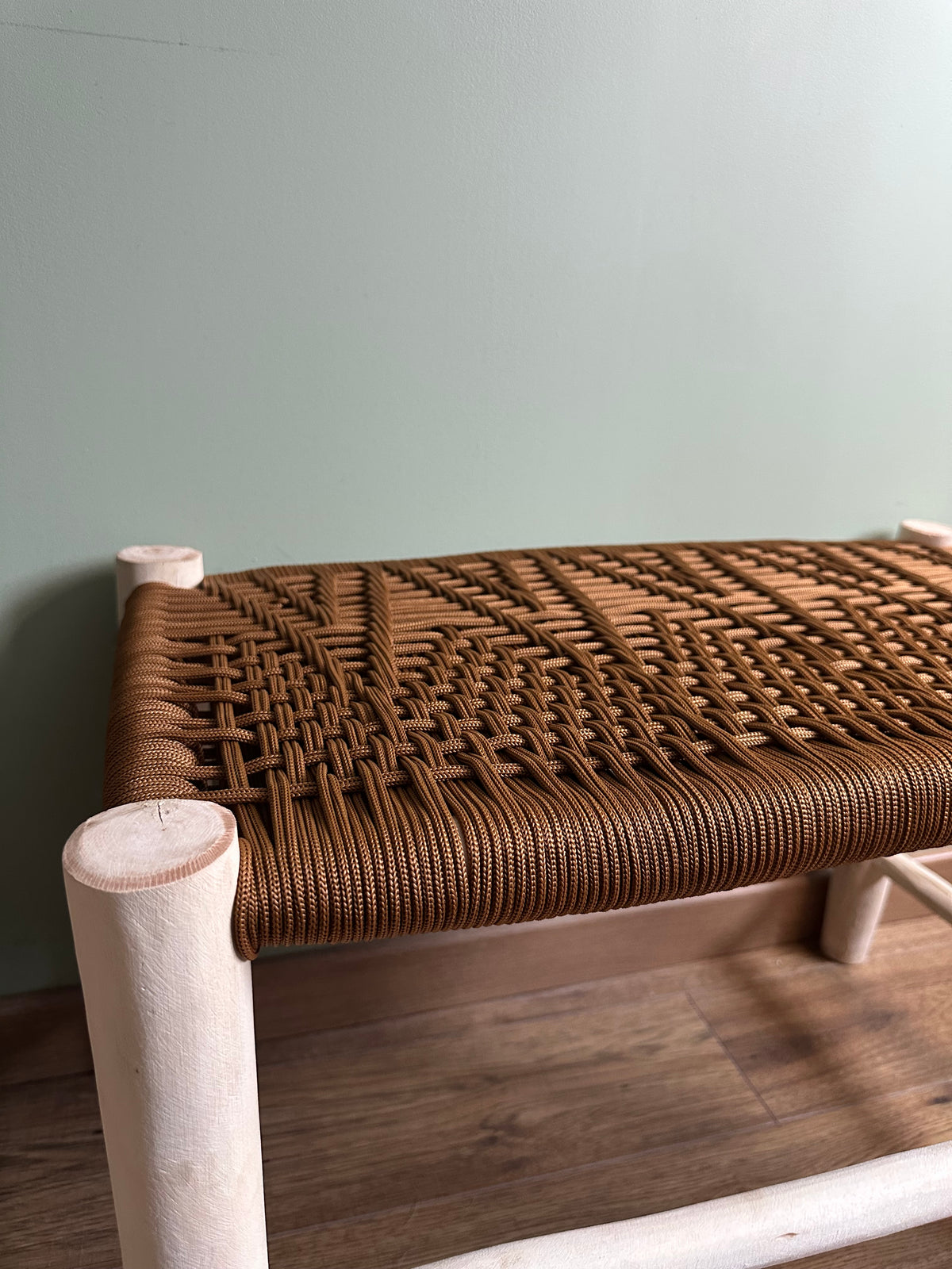 Détail assise tressée à la main banc artisanal marron