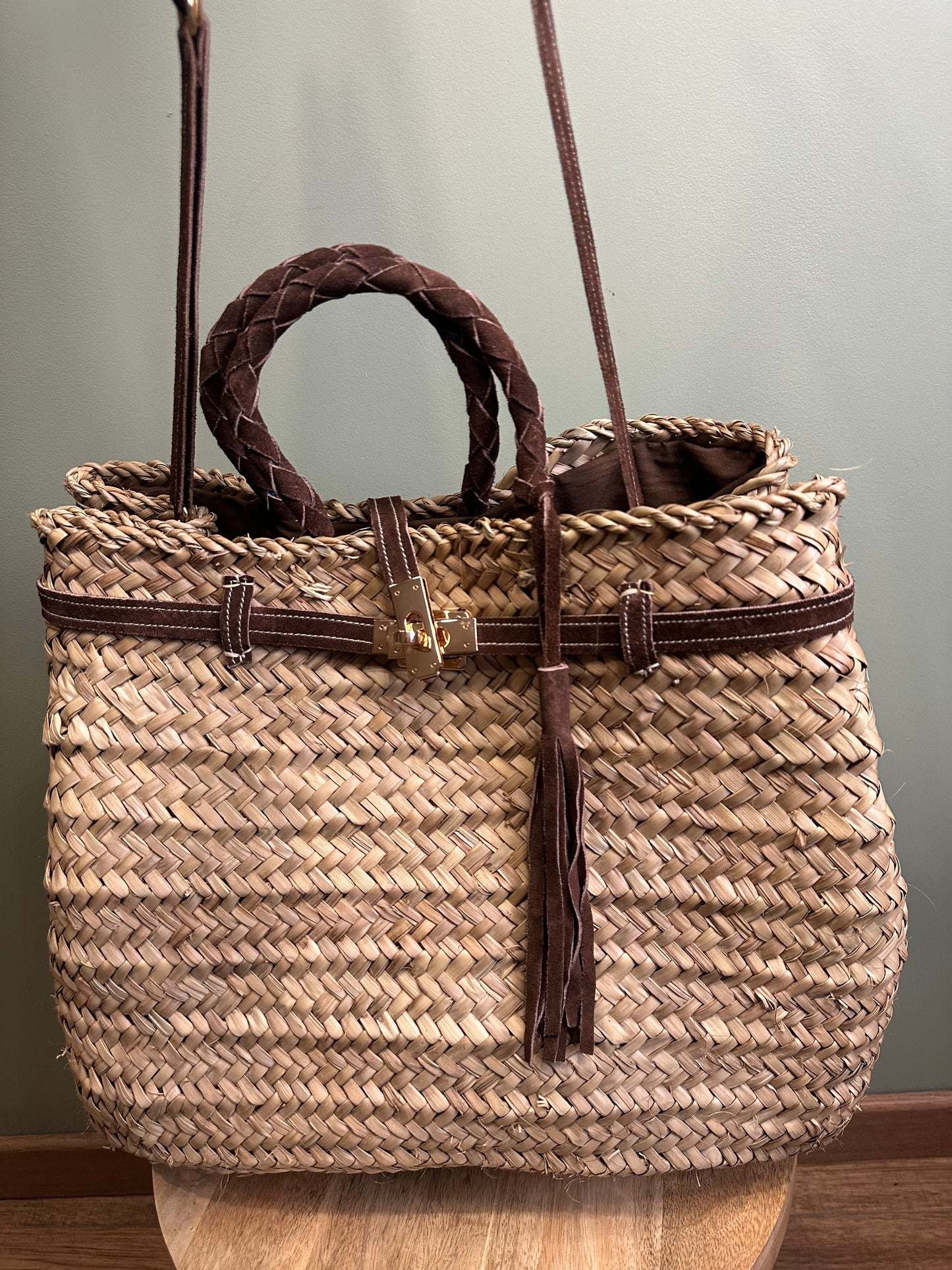 Détail des finitions marron sur sac artisanal en fibres végétales