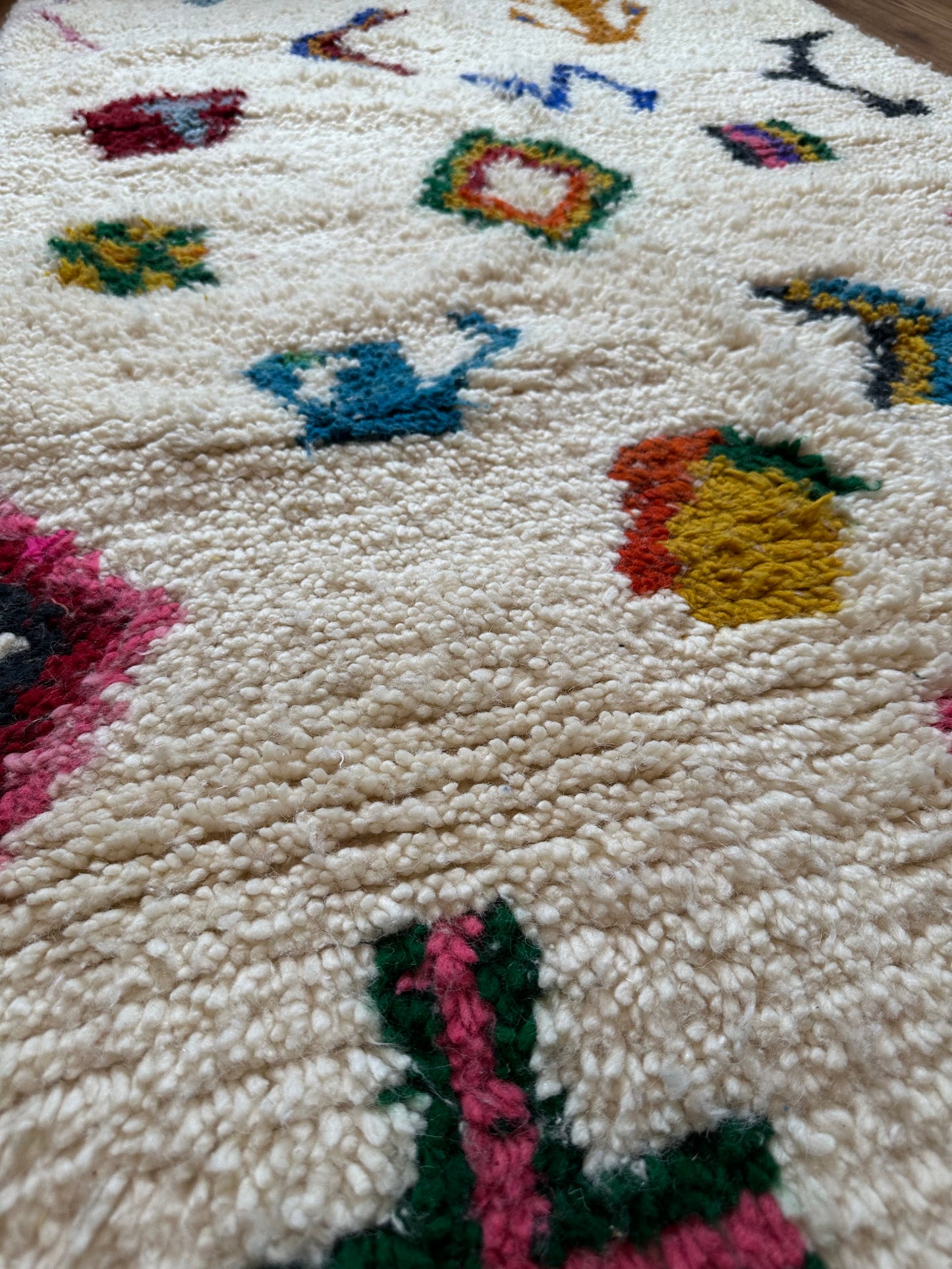 Tapis Beni Ourain Berbère en Laine Naturelle – Motifs Colorés Fait Main (173 x 104 cm)