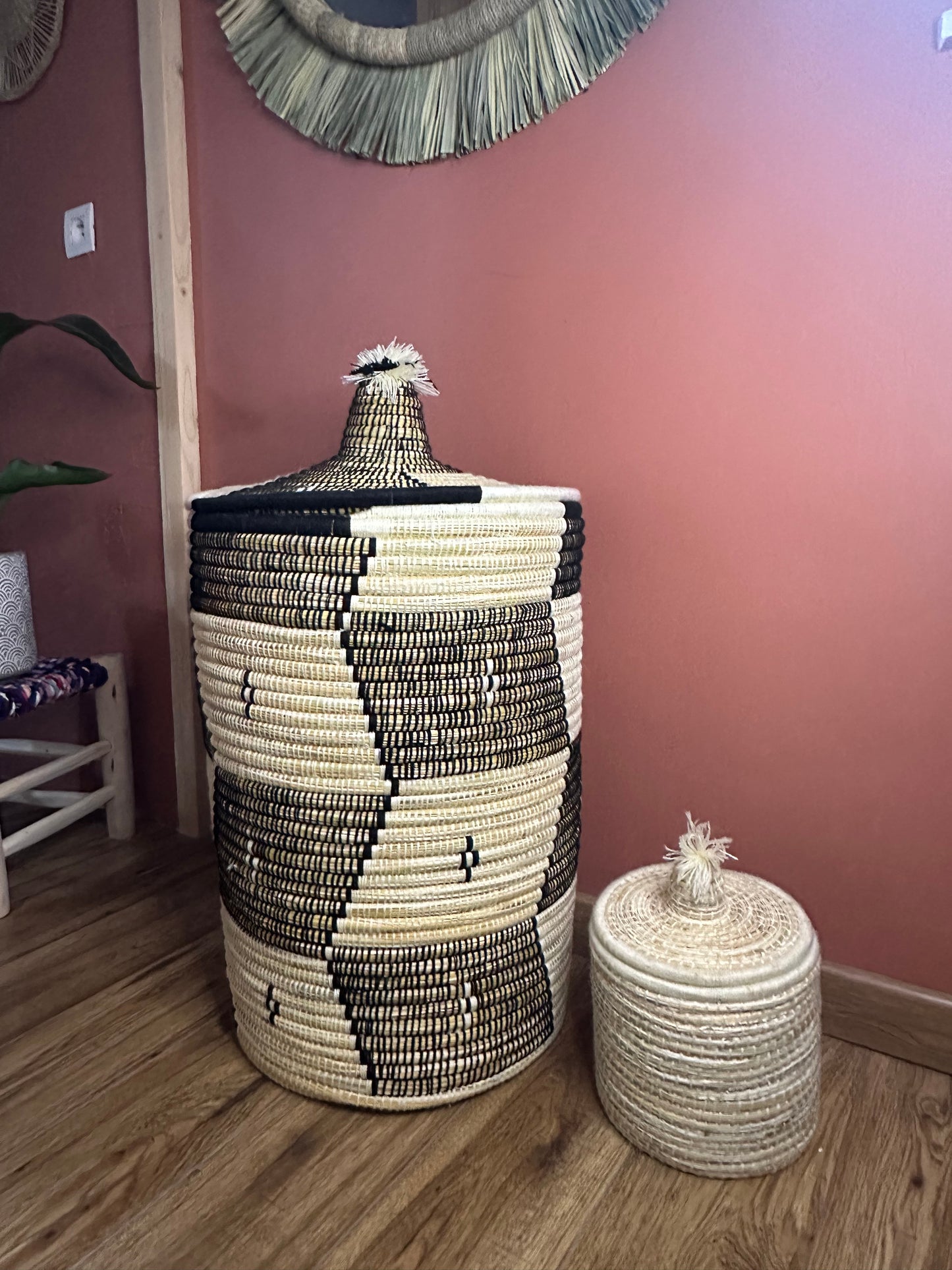 Grand panier de rangement noir et blanc à motifs géométriques en Jonc de mer et laine naturelle tressés à la main