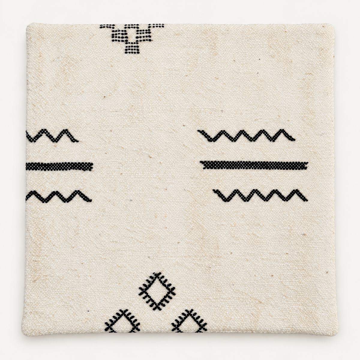 Housse de coussin kilim en laine écrue à motifs noirs en zigzags et lignes, 44 × 44 cm