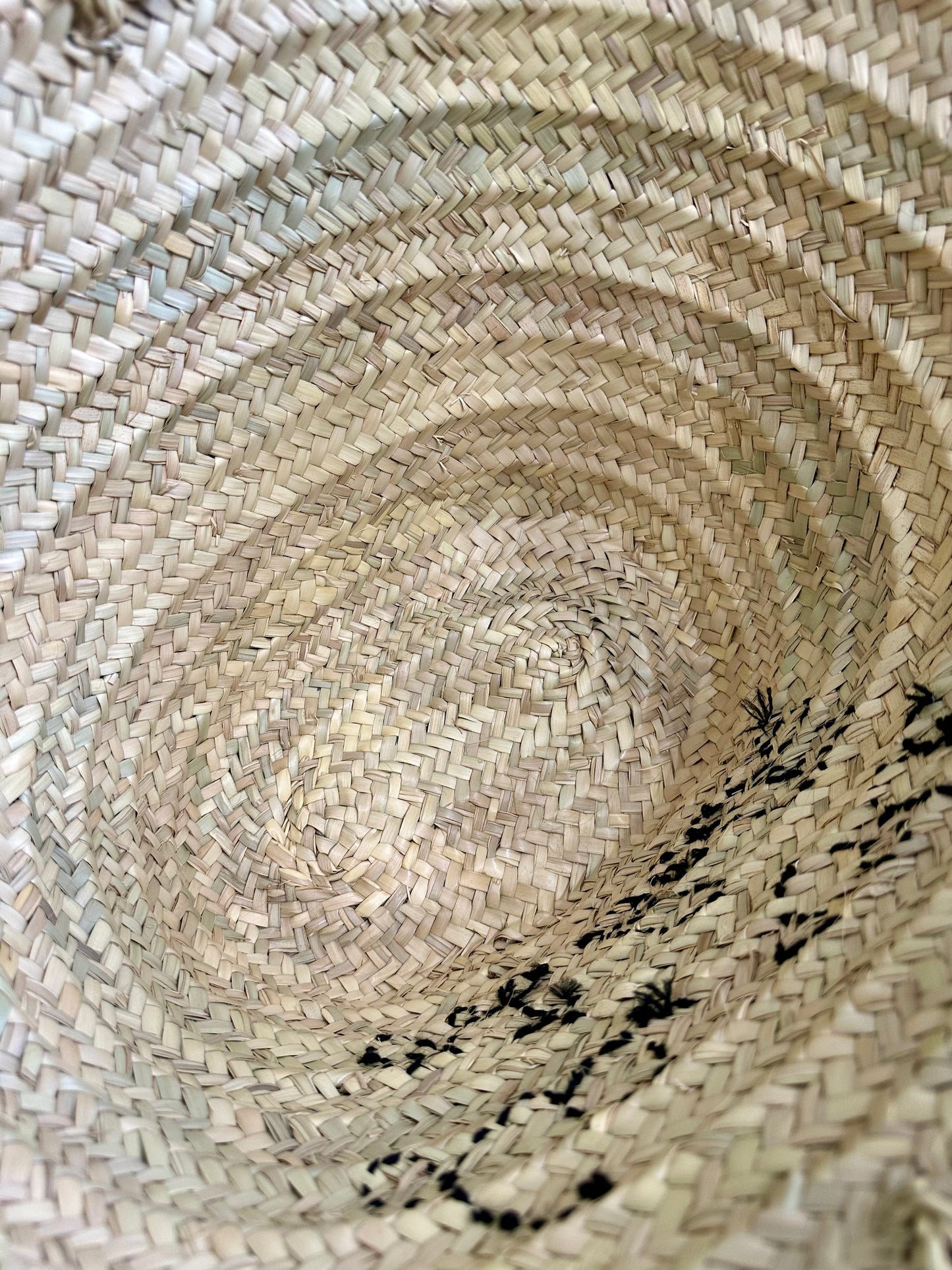 Intérieur panier artisanal marocain en feuilles de palmier naturelles