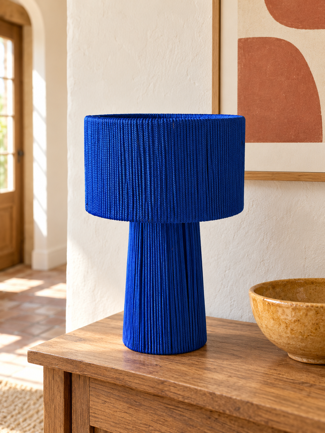 Lampe artisanale en corde bleu Majorelle dans un intérieur bohème contemporain