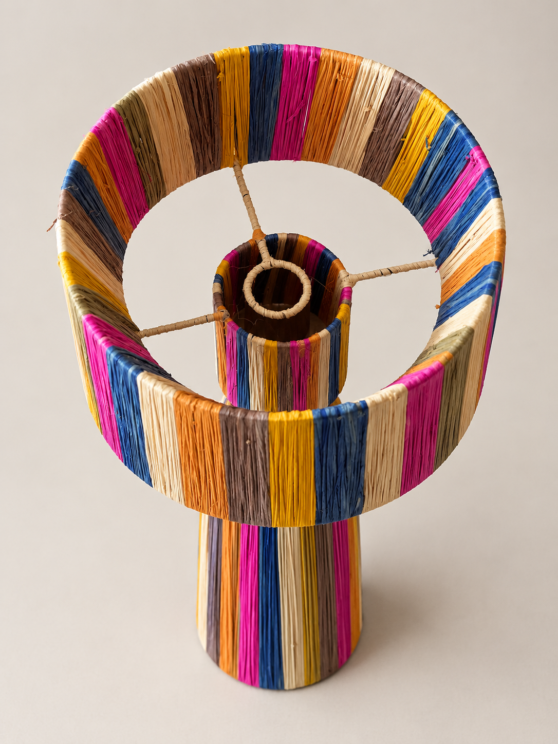 Lampe en raphia multicolore avec armature artisanale