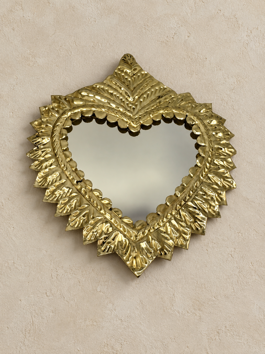 Miroir ex-voto cœur en cuivre martelé – modèle moyen 15 × 13 cm