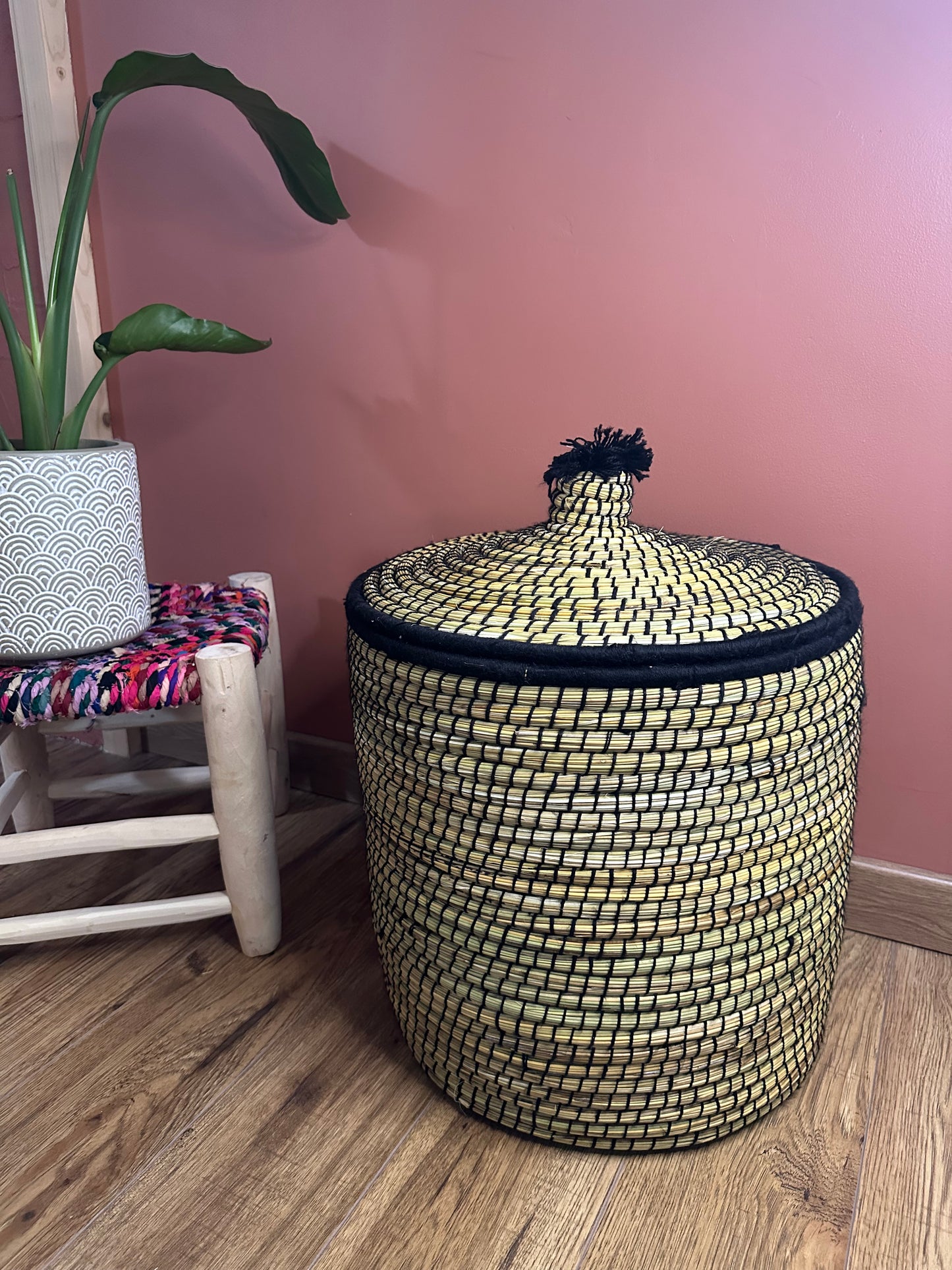 Panier Berbère Noir & Naturel – Taille Moyenne – Jonc et Laine Artisanale