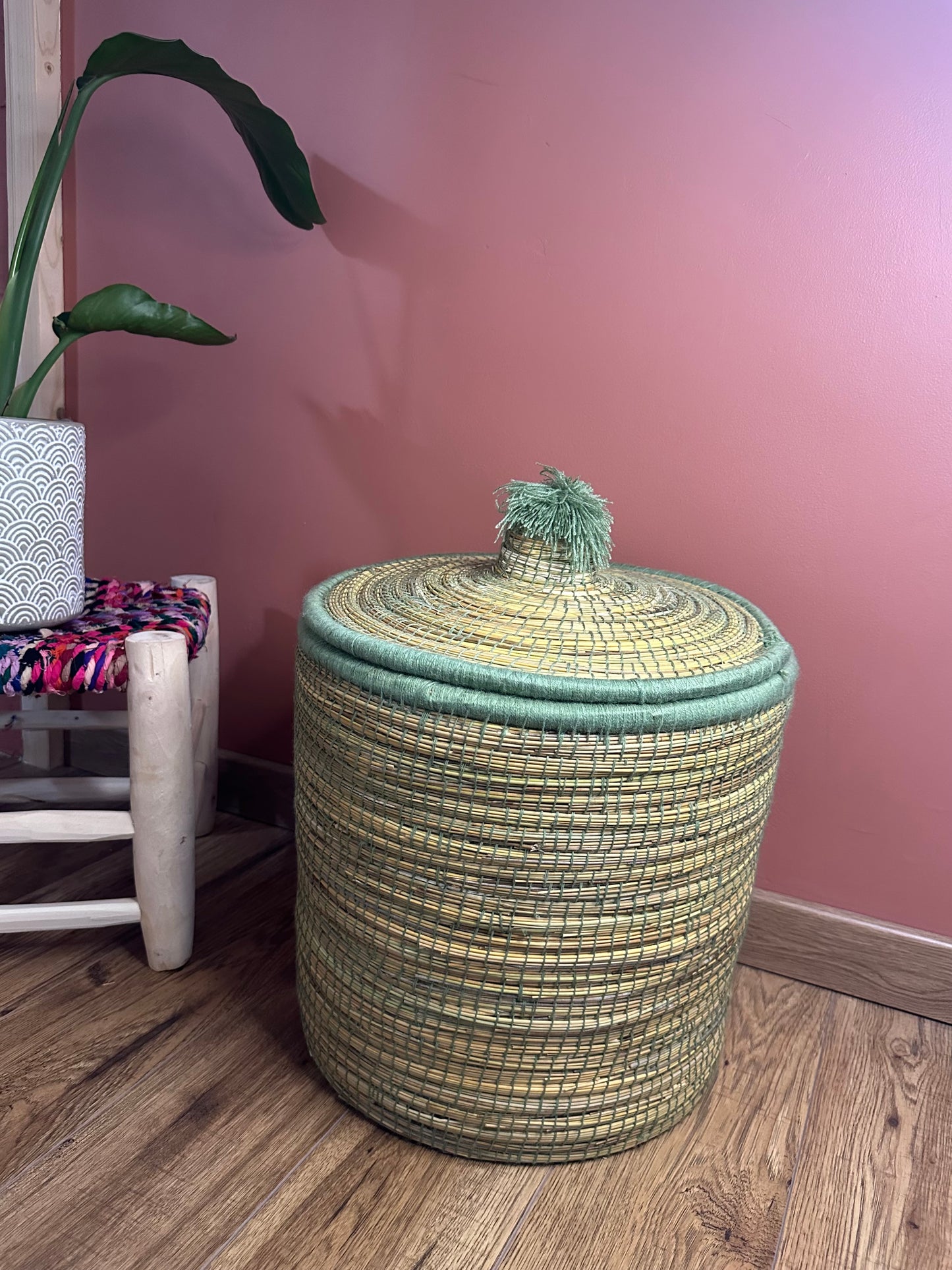 Panier Berbère Vert Sauge – Taille Moyenne – Jonc Naturel et Laine