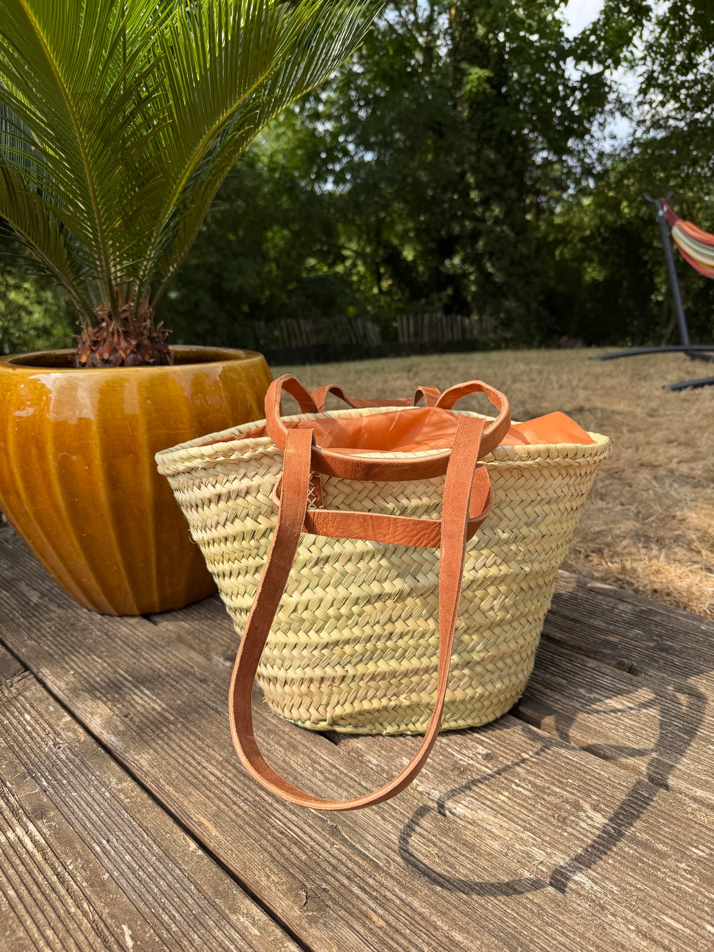Panier marocain en fibres naturelles avec longues et courtes anses en cuir véritable pour un porté épaule – Cabas artisanal fait main