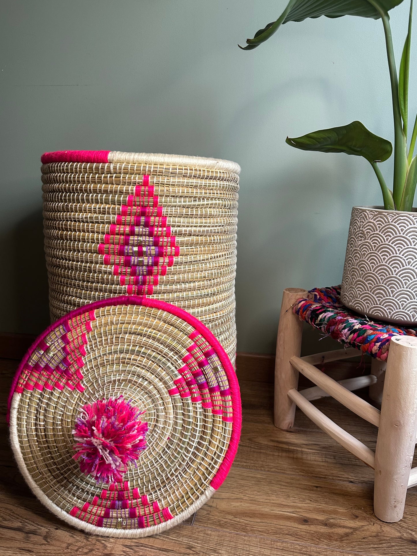 Grand panier de rangement rose et naturel en jonc de mer et laine tressés à la main