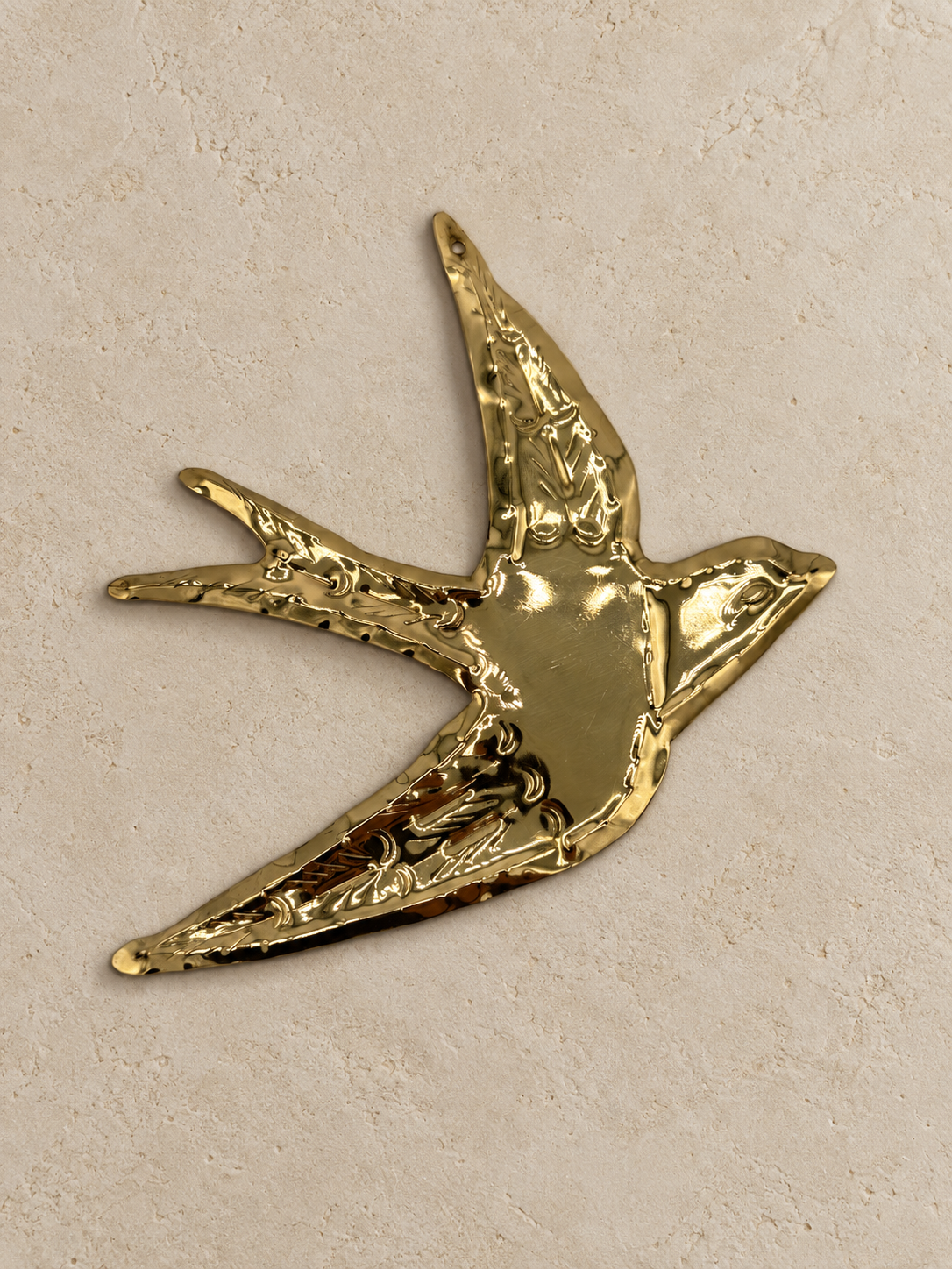 Petit ex-voto hirondelle en cuivre martelé – décoration murale artisanale de 14 cm