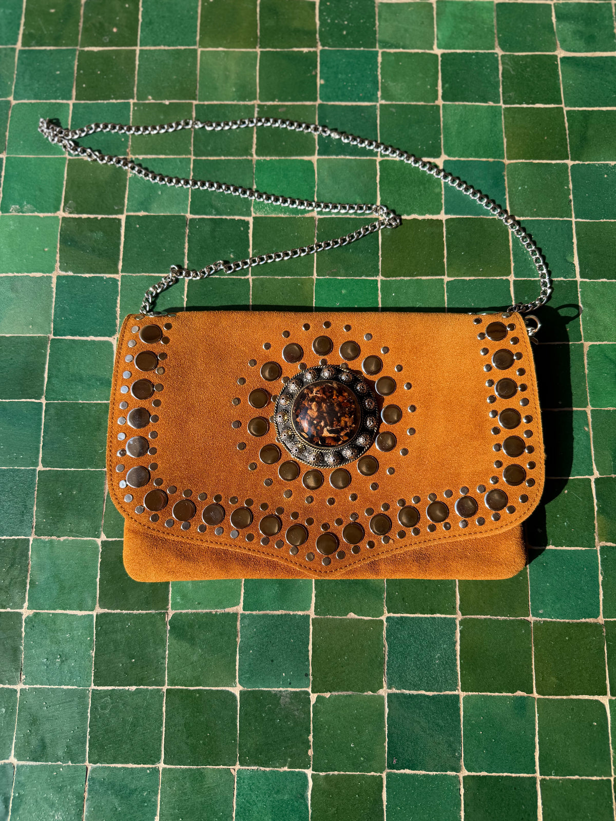 Pochette en daim véritable camel avec rabat clouté, médaillon central et bandoulière chaîne argentée