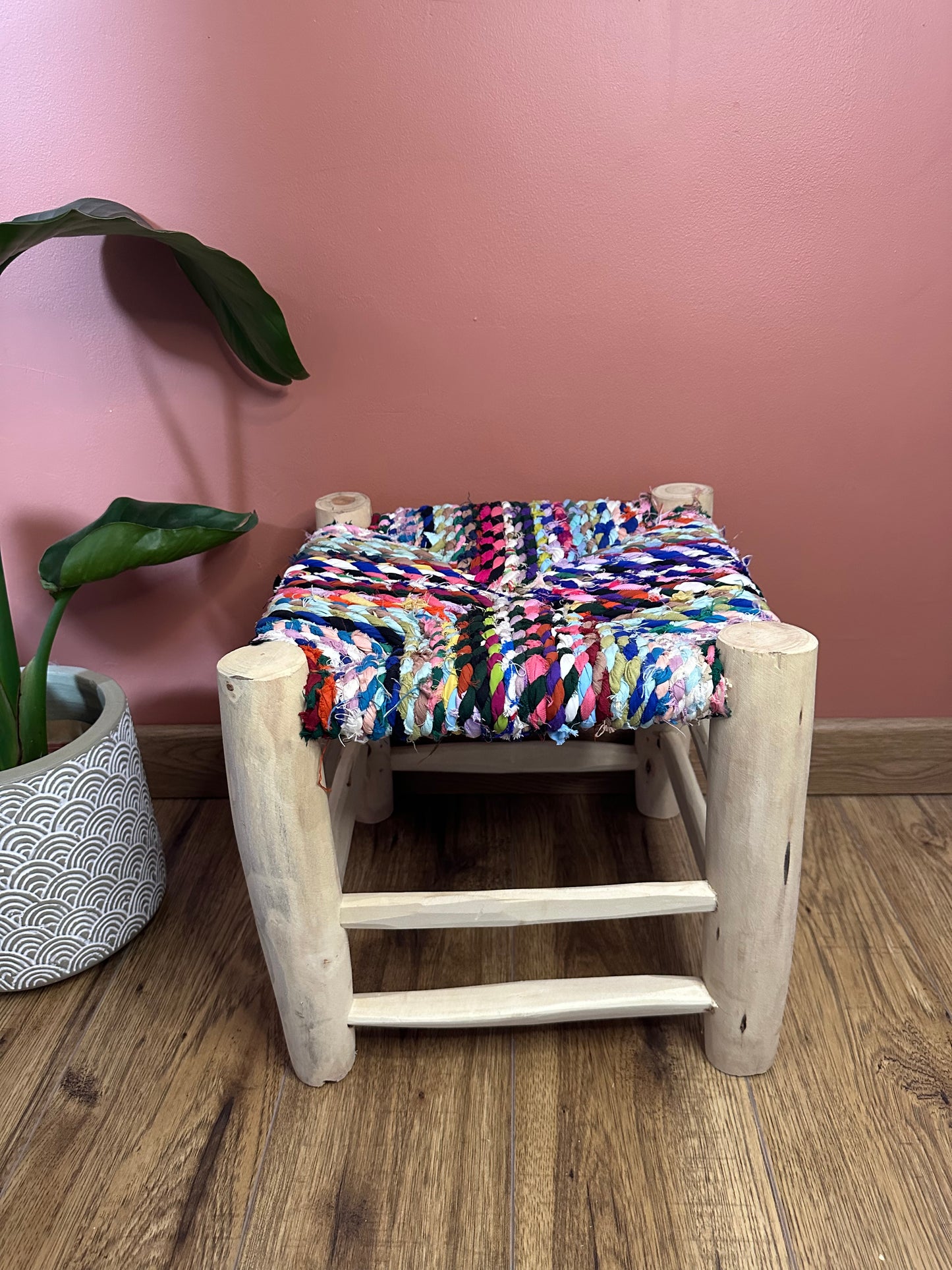 Tabouret Boucherouite en Bois et Tissu Recyclé – Pièce Unique