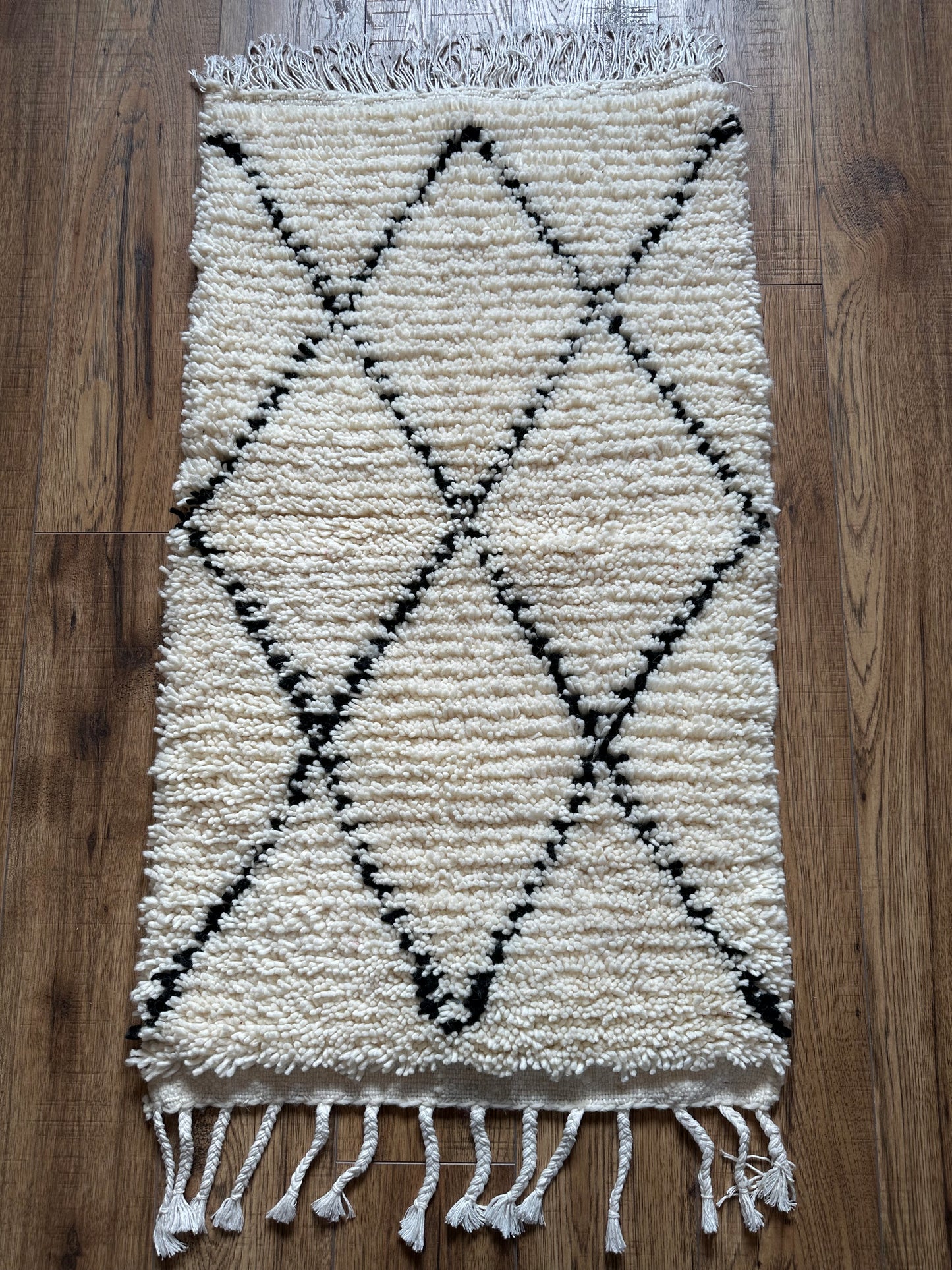 Tapis Beni Ourain Berbère en Laine Naturelle – Motif Losanges Noirs (108 x 59 cm)