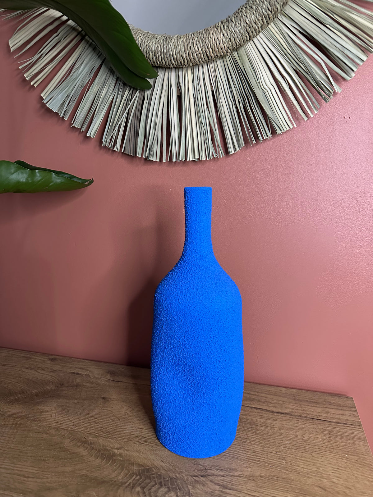 Vase bleu Essaouira en terre cuite forme organique et finition sableuse