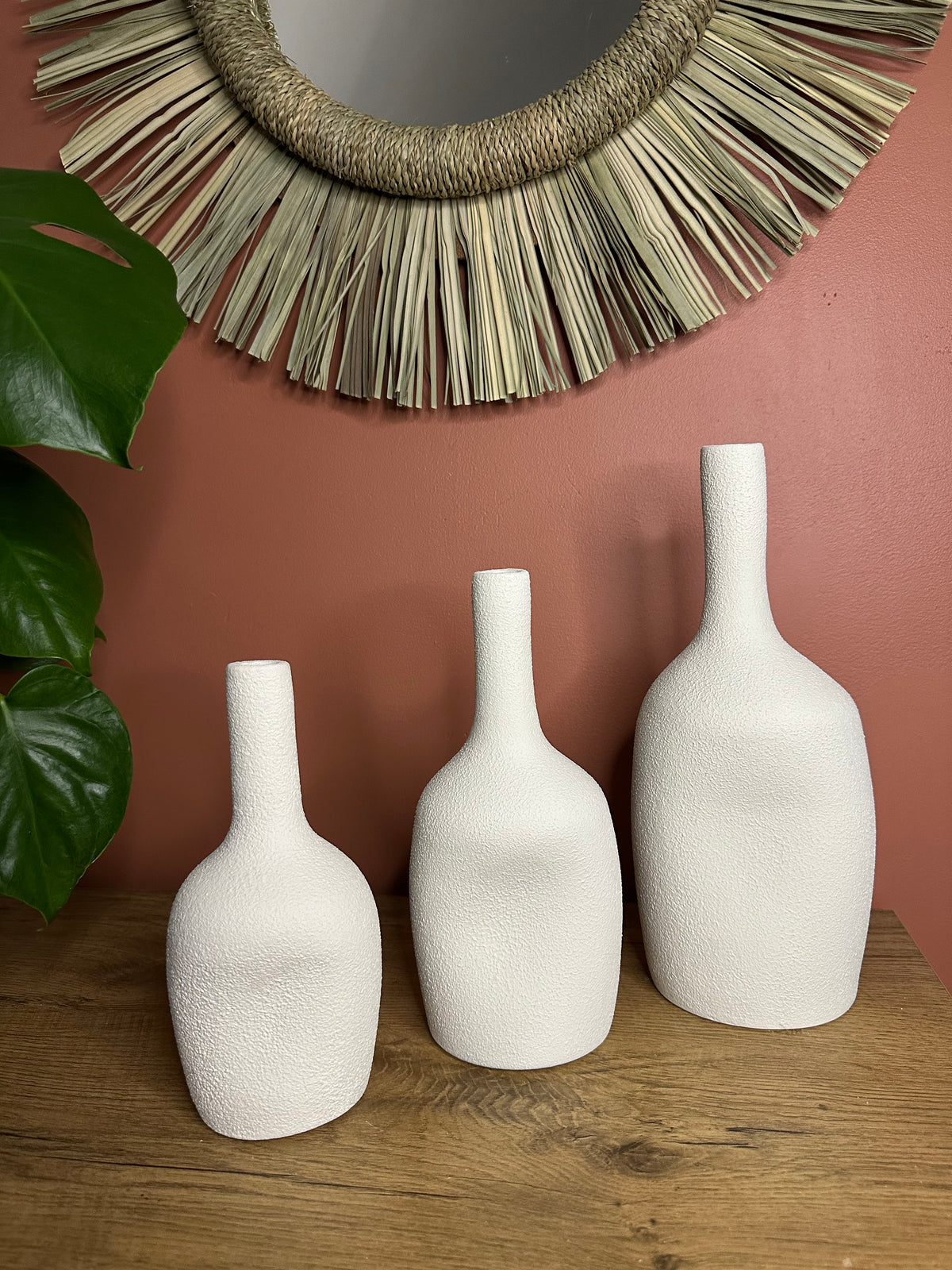 Vase blanc cassé finition sableuse artisanat