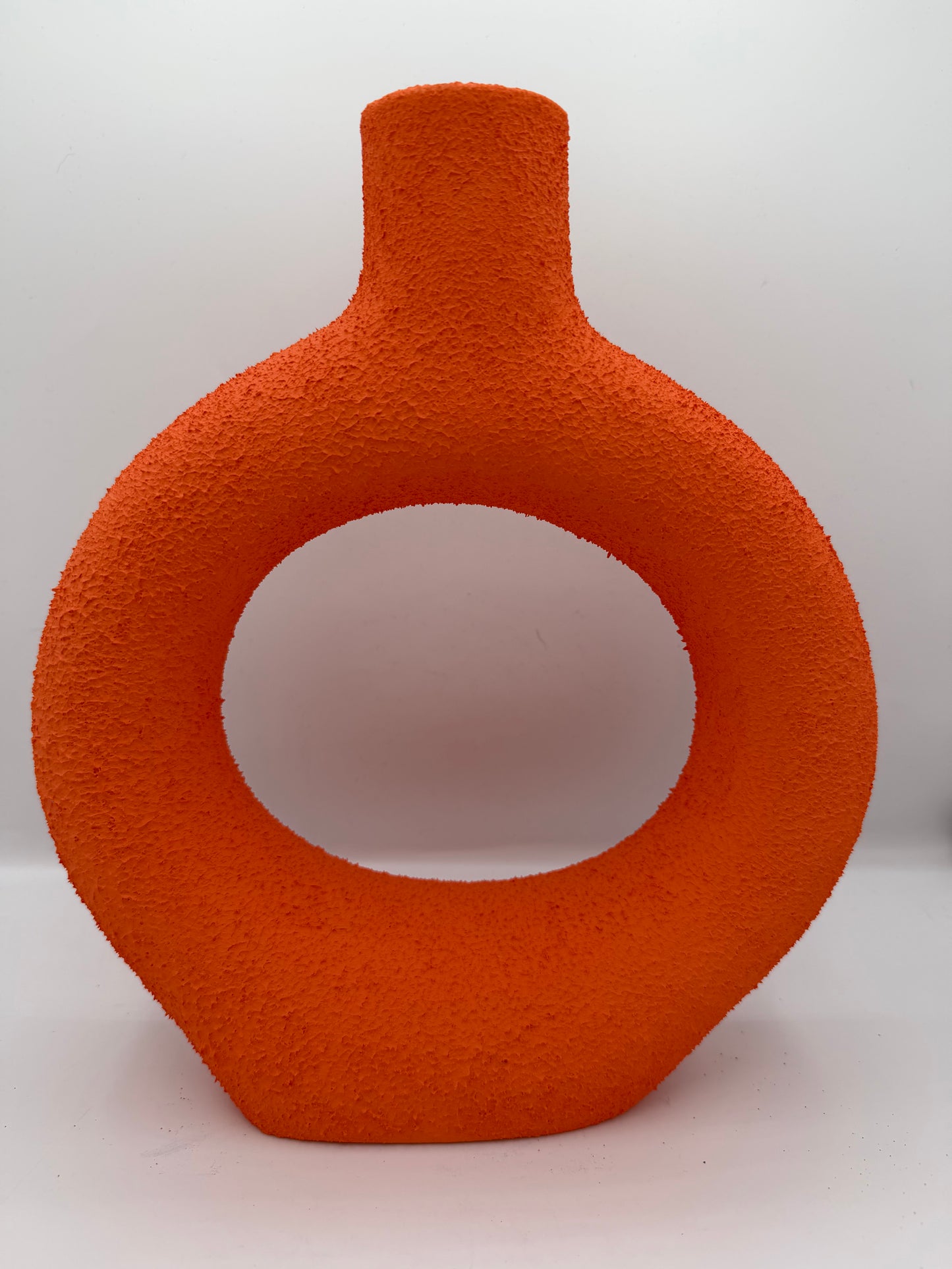 Vase décoratif en terre cuite orange fabriqué artisanalement au Maroc avec finition sablée.
