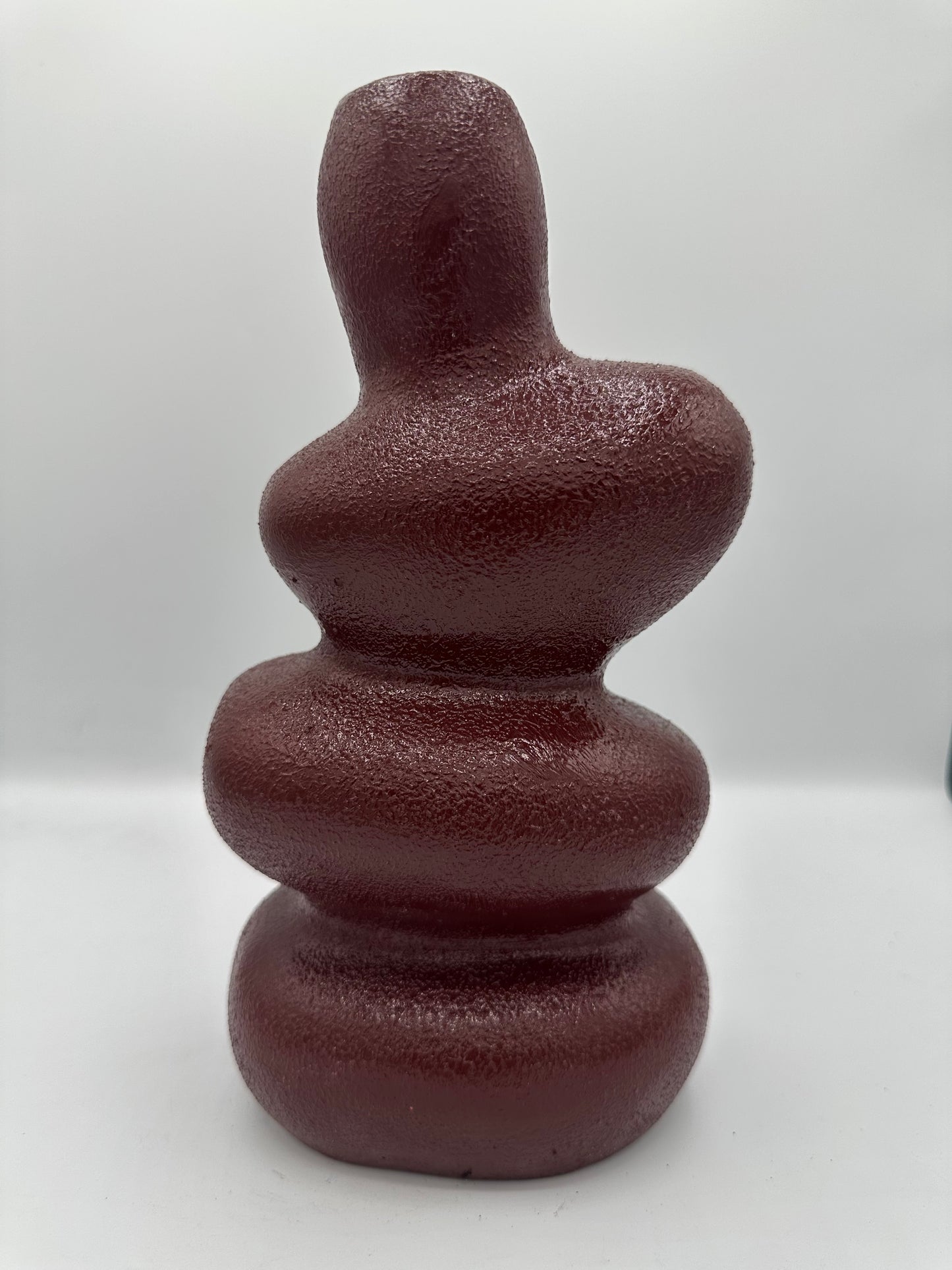 Vase ondulé en terre cuite de couleur bordeaux foncé, finition texturée mate, pour une décoration intérieure bohème chic.