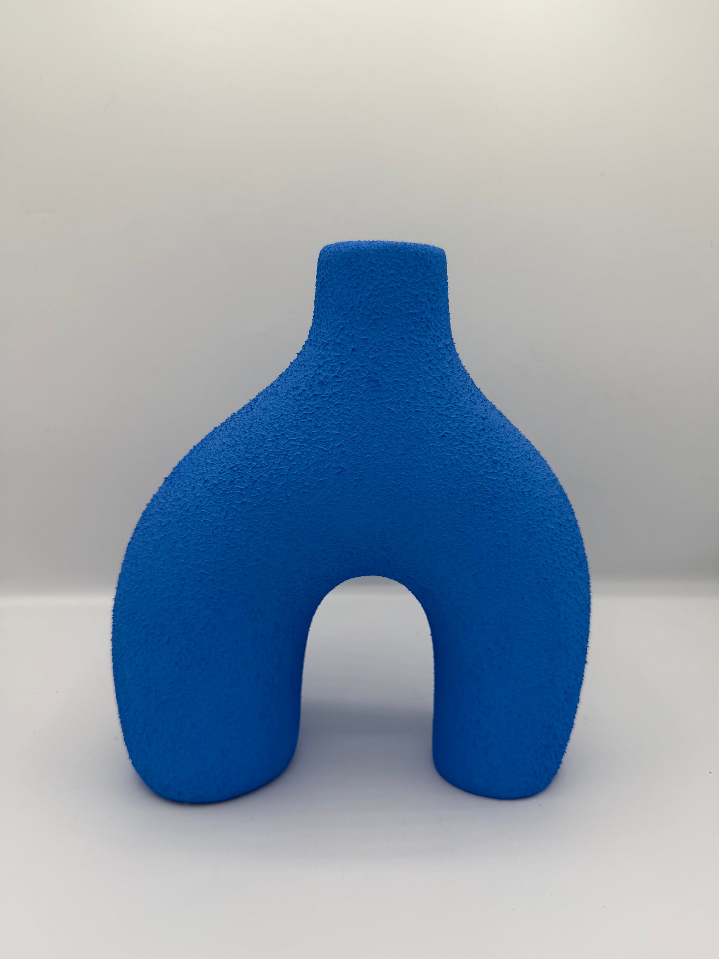 Vase sculptural en terre cuite bleu Essaouira fabriqué à la main au Maroc avec finition sablée