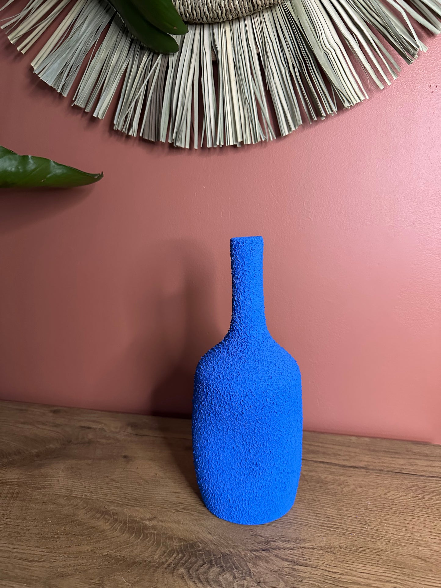 Vase bleu Essaouira en terre cuite forme organique et finition sableuse