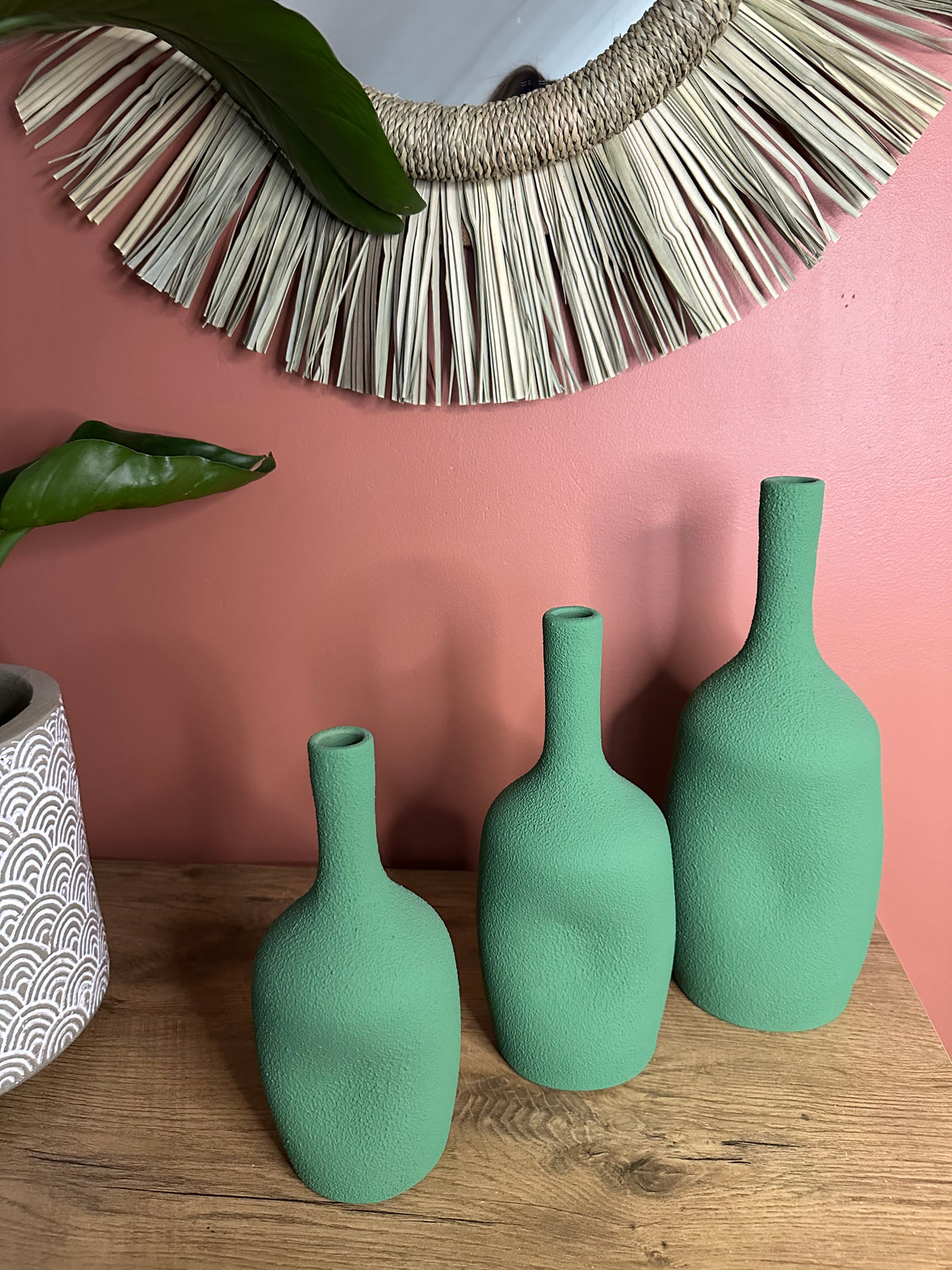 Vase vert en terre cuite forme organique et finition sableuse