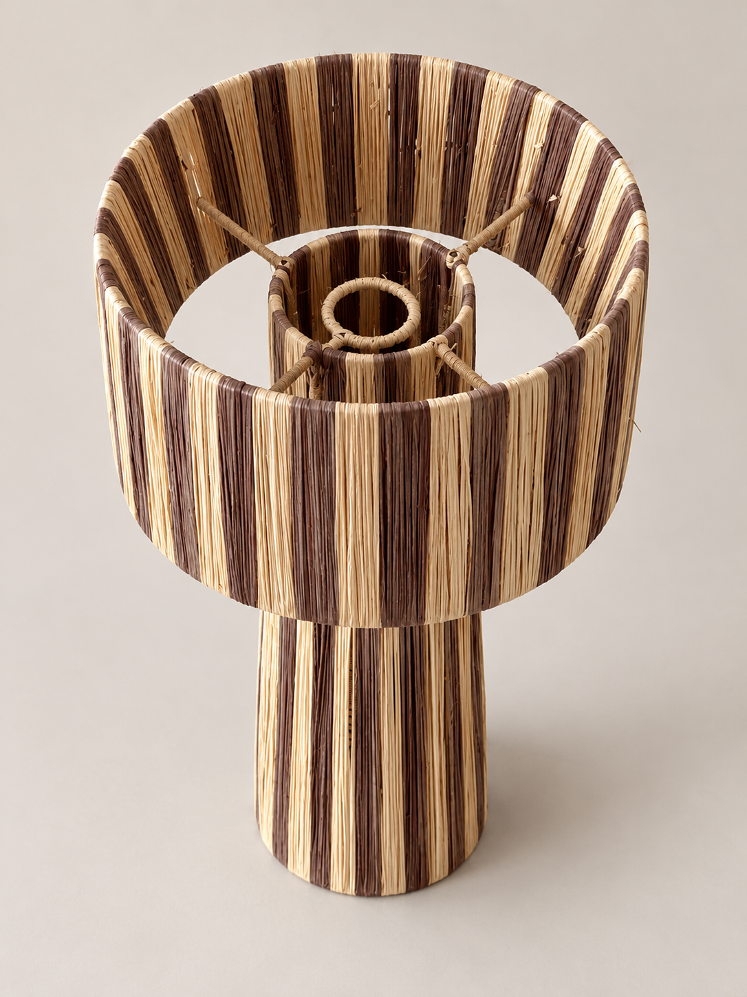 Lampe en raphia naturel et marron avec armature artisanale