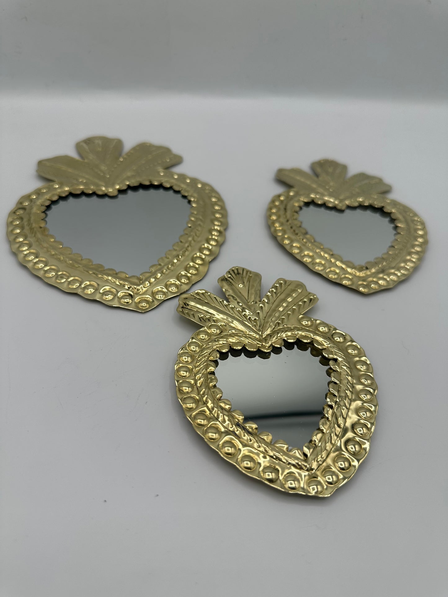 Détail du martelage du miroir cœur en cuivre