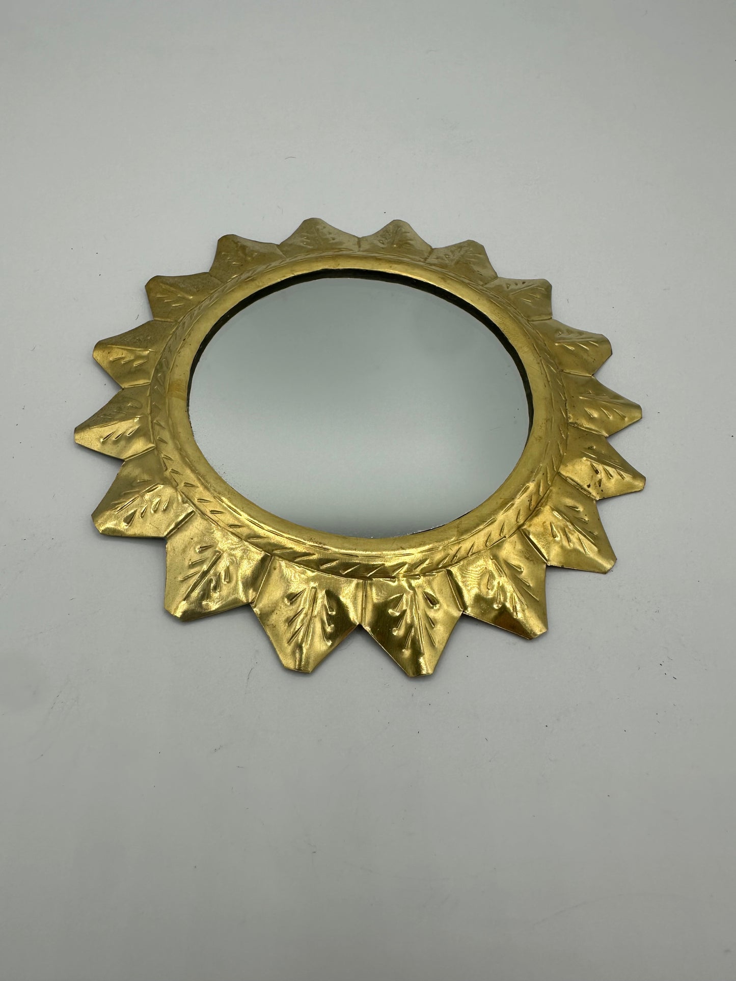 Miroir soleil ex-voto en cuivre – Décoration murale artisanale