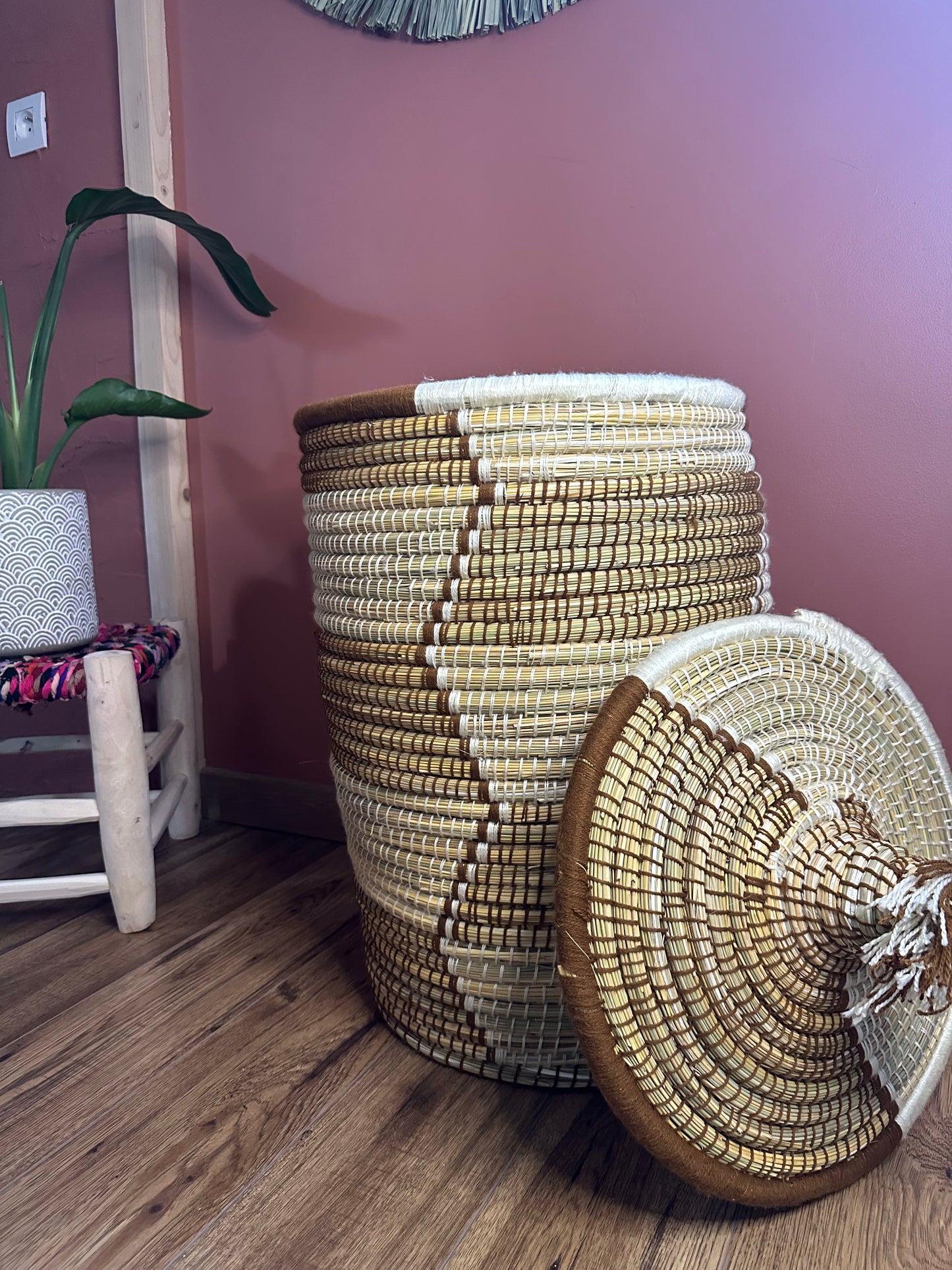 Panier de rangement artisanal brun et naturel en jonc de mer tressé à la main