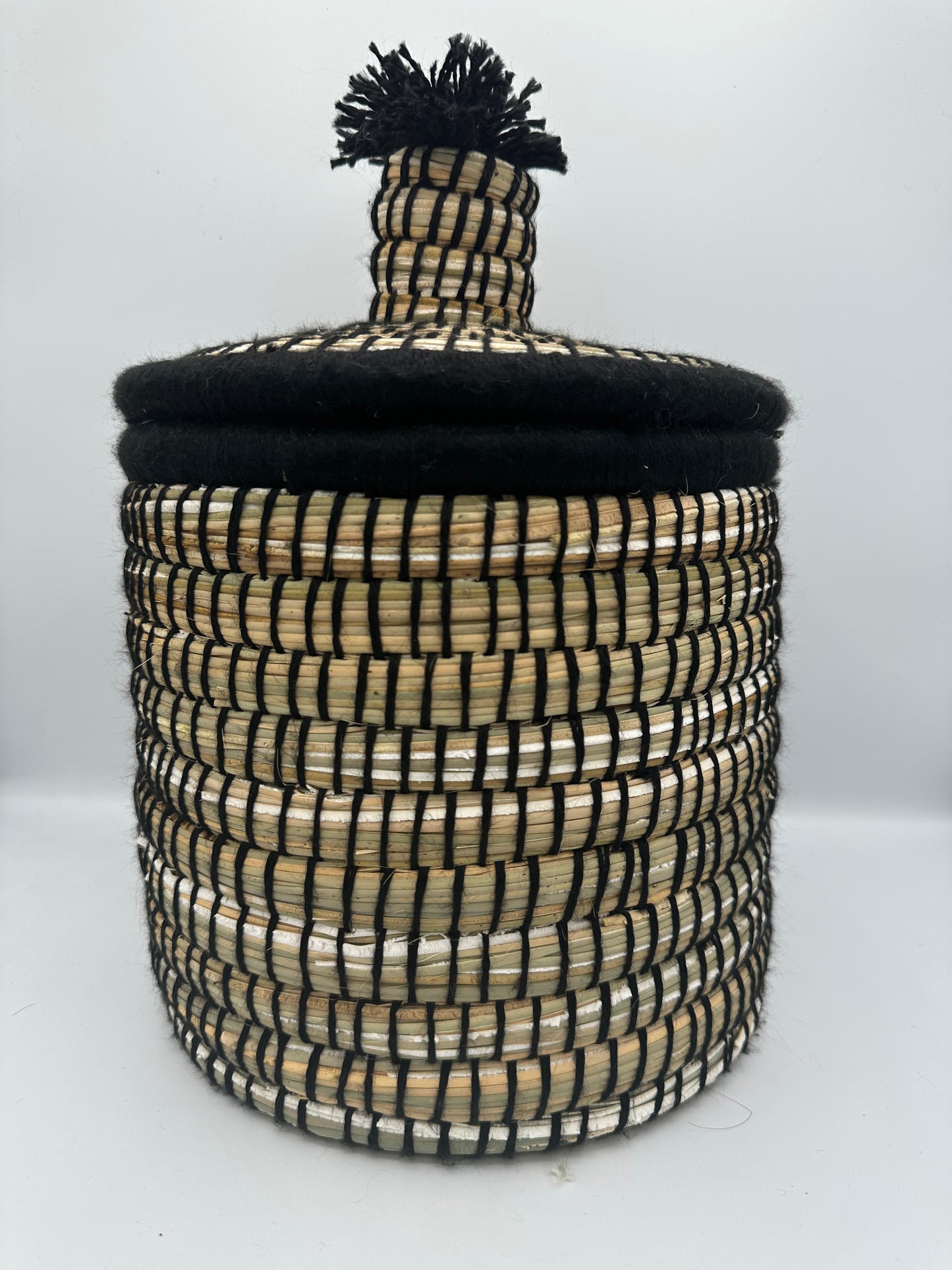 Panier de rangement berbère artisanal noir en fibre naturelle tressée, décoration bohème chic – Bahia By L.