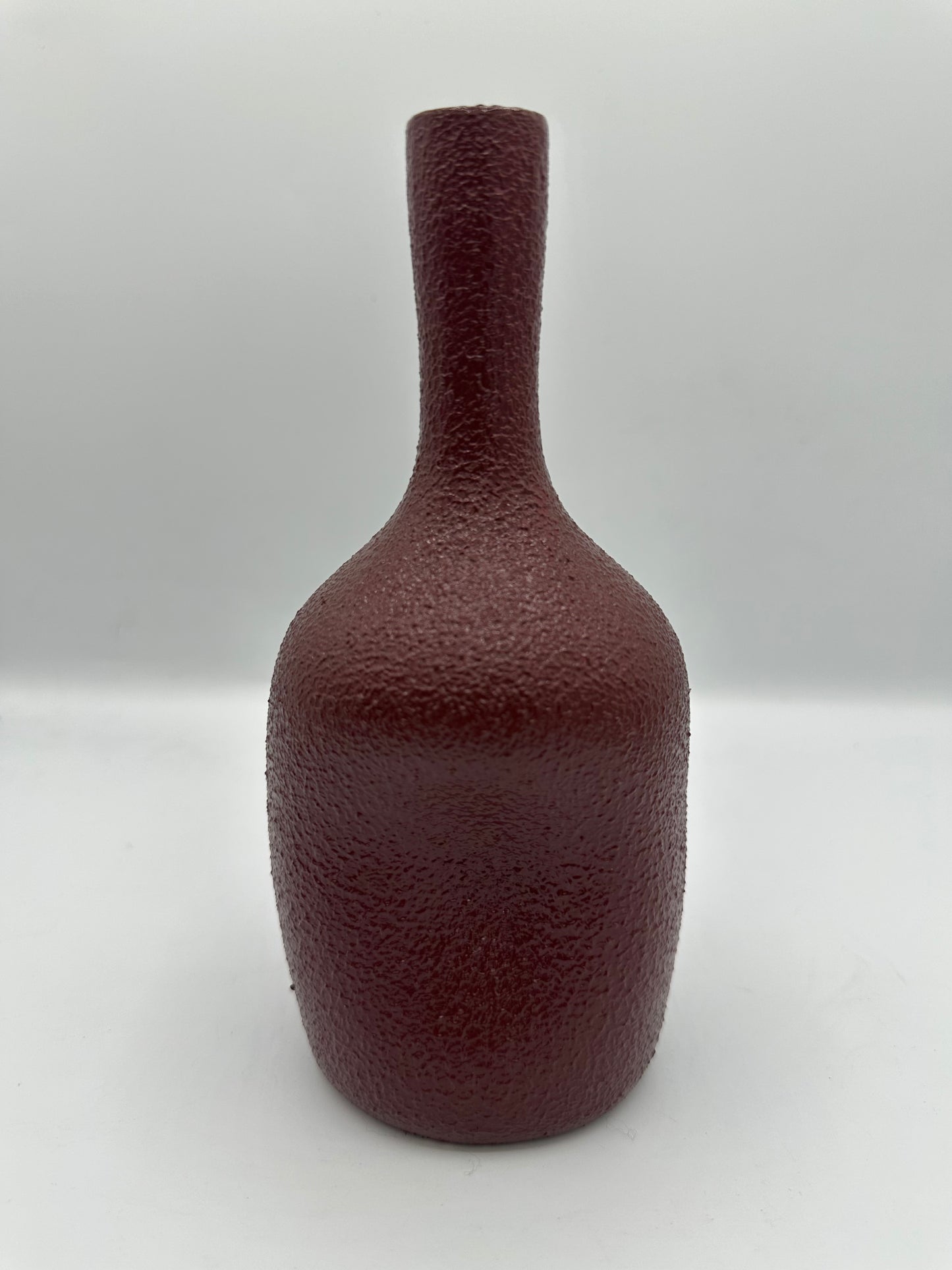 Poterie décorative marocaine en terre cuite bordeaux forme organique hauteur 21 cm