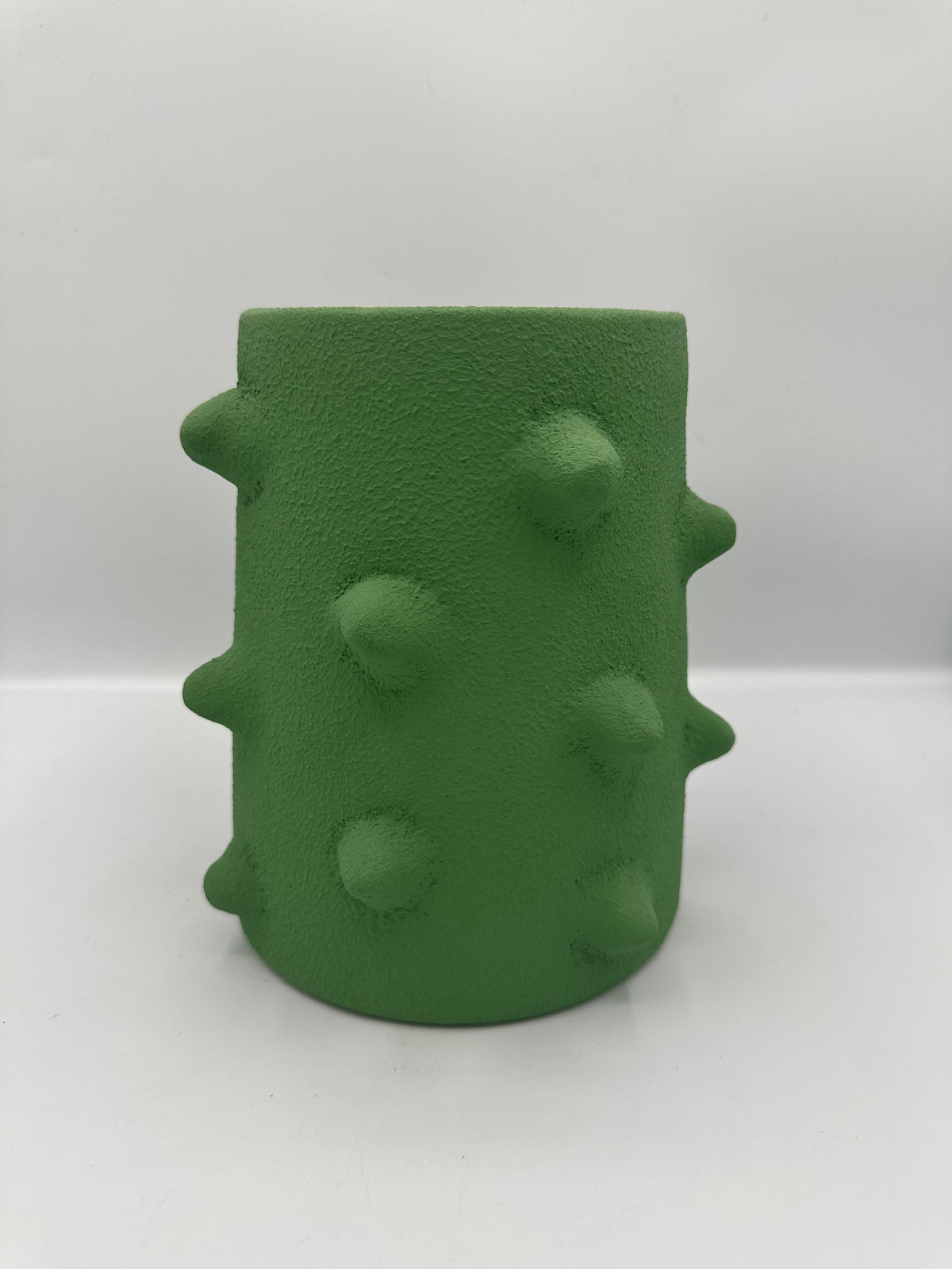 vase design en terre cuite texturée avec reliefs couleur vert pour décoration intérieure