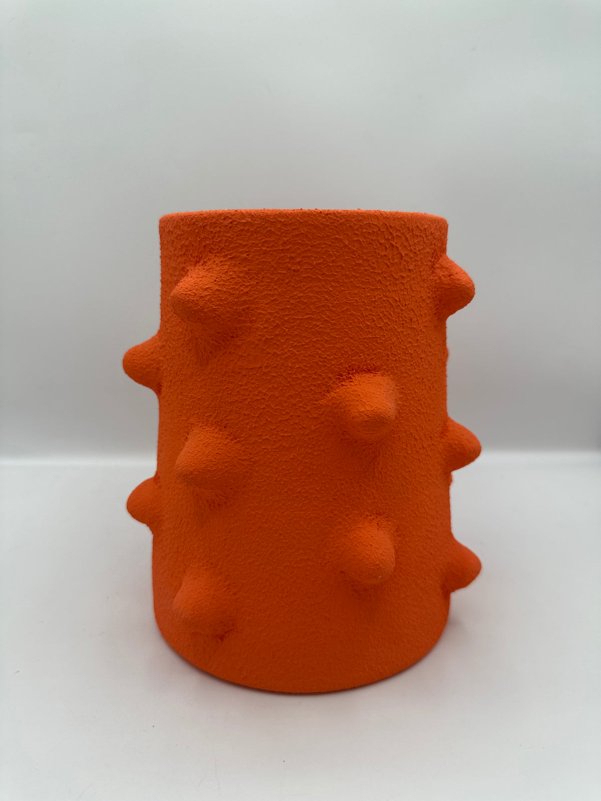 vase design en terre cuite texturée avec reliefs couleur orange pour décoration intérieure
