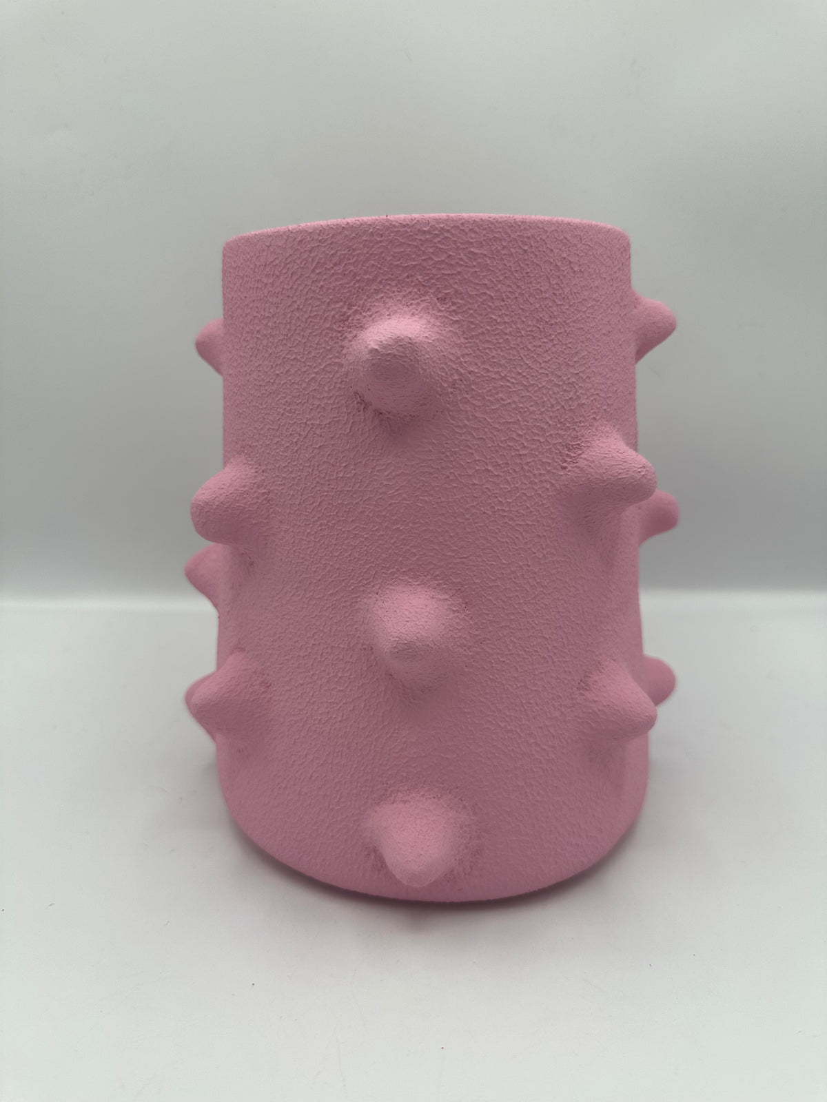vase design en terre cuite texturée avec reliefs couleur rose poudré pour décoration intérieure