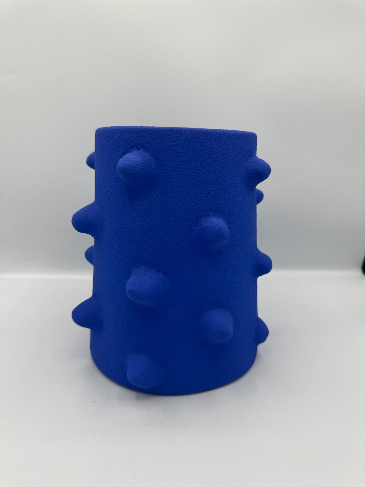 vase design en terre cuite texturée avec reliefs couleur bleu majorelle pour décoration intérieure