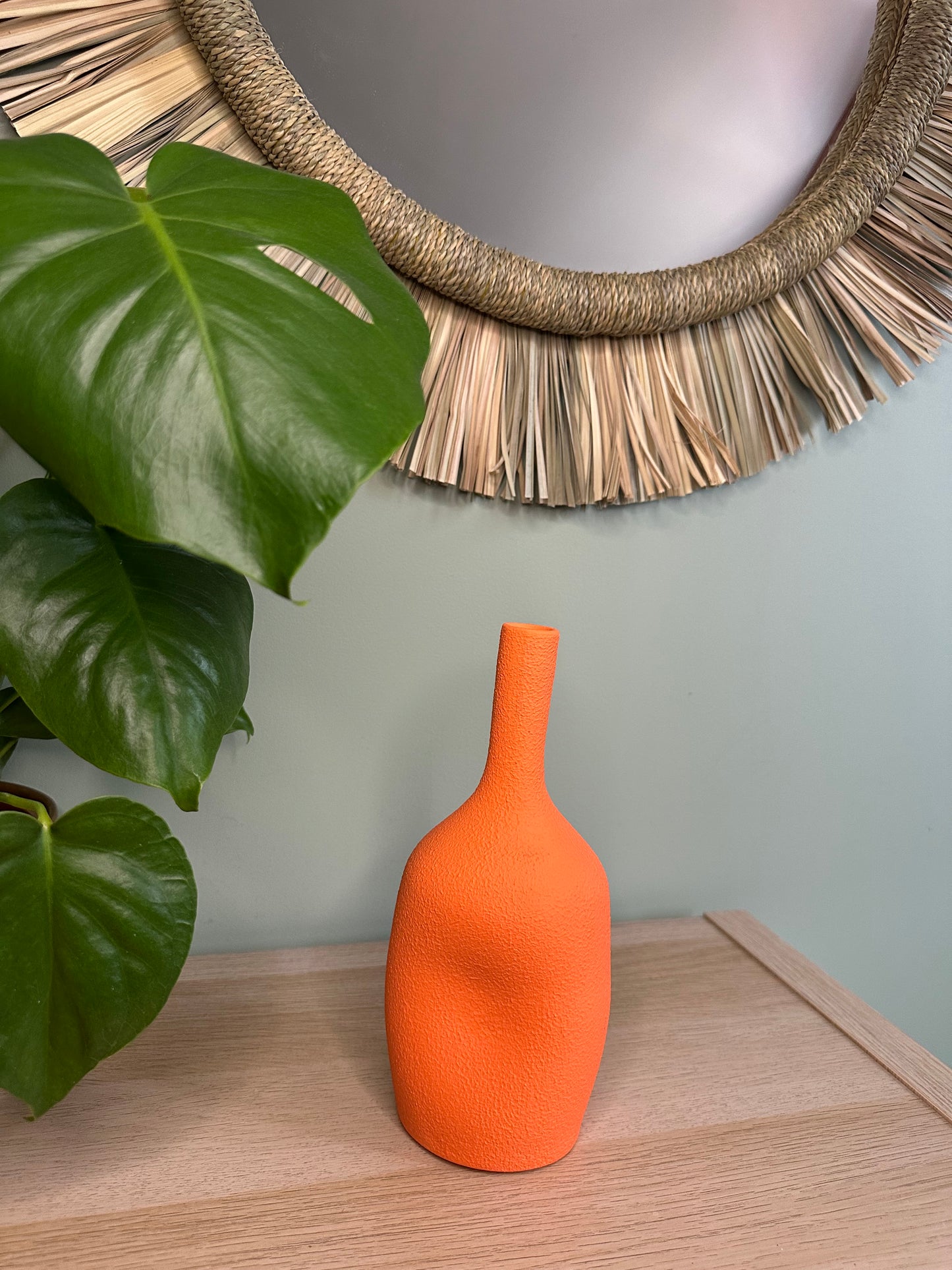 Vase Orange en terre cuite forme organique et finition sableuse