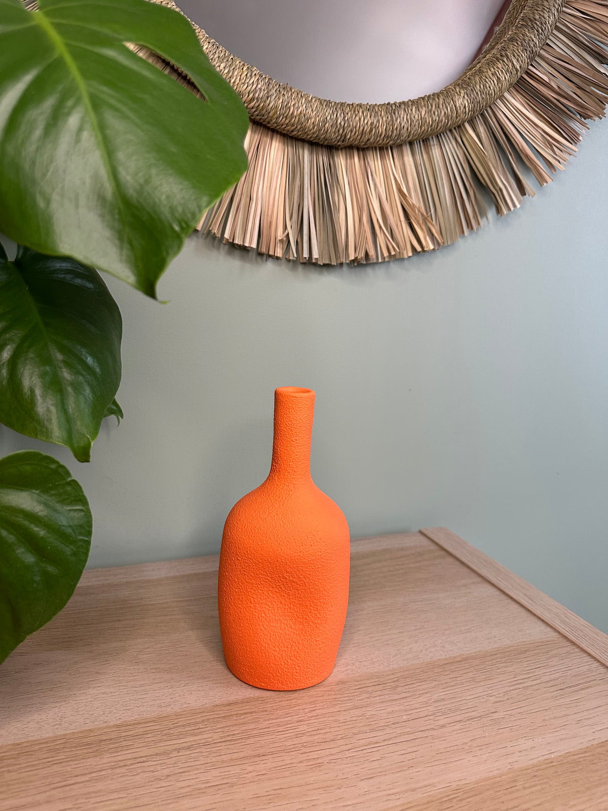 Vase Orange en terre cuite forme organique et finition sableuse