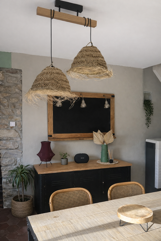 Salle à manger bohème chic : sublimer l’espace avec une suspension naturelle et un vase artisanal marocain