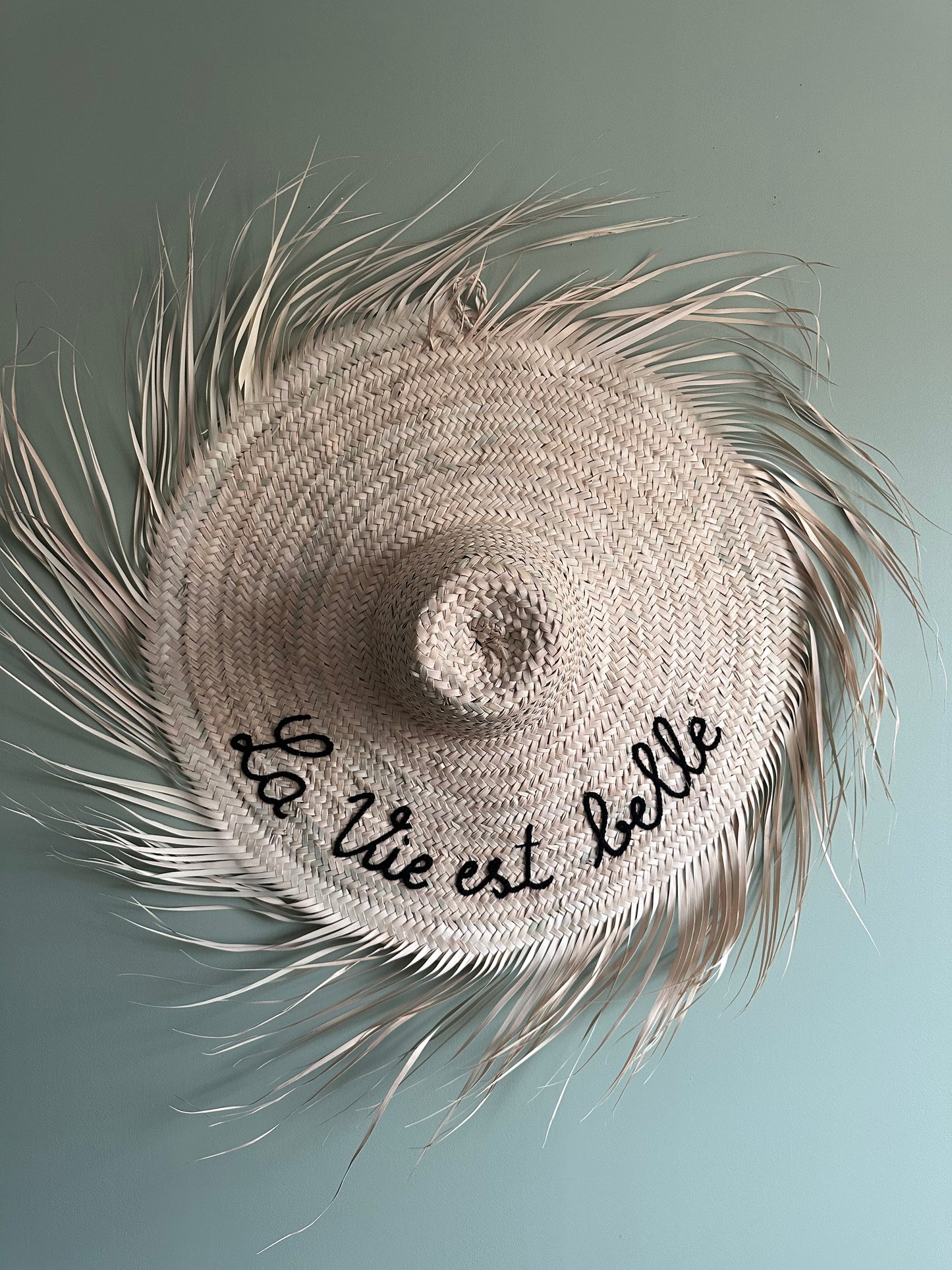 Chapeau de paille artisanal décoration murale « La vie est belle »
