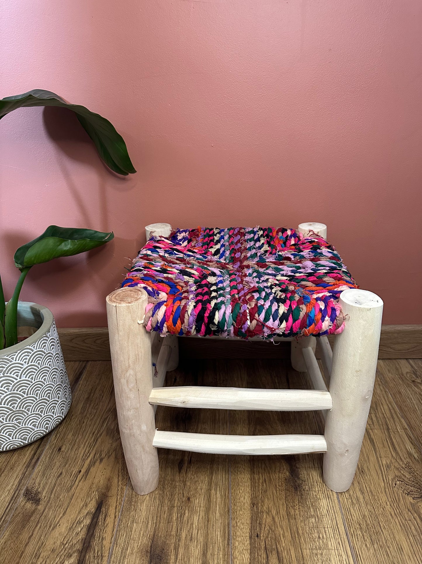 Tabouret Boucherouite en Bois et Tissu Recyclé – Pièce Unique