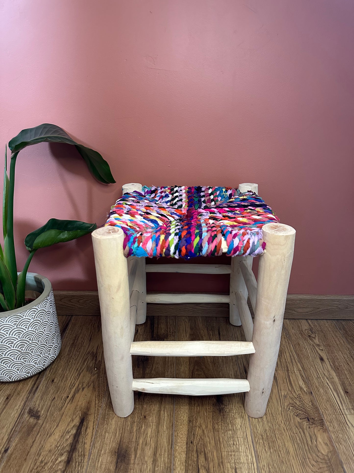 Tabouret Haut Boucherouite en Bois et Tissu Recyclé – Pièce Unique (40 cm)