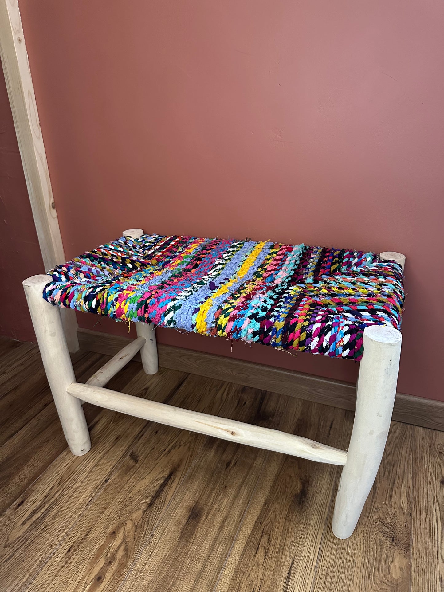 Banc Boucherouite en Bois et Tissu Recyclé – Pièce Unique