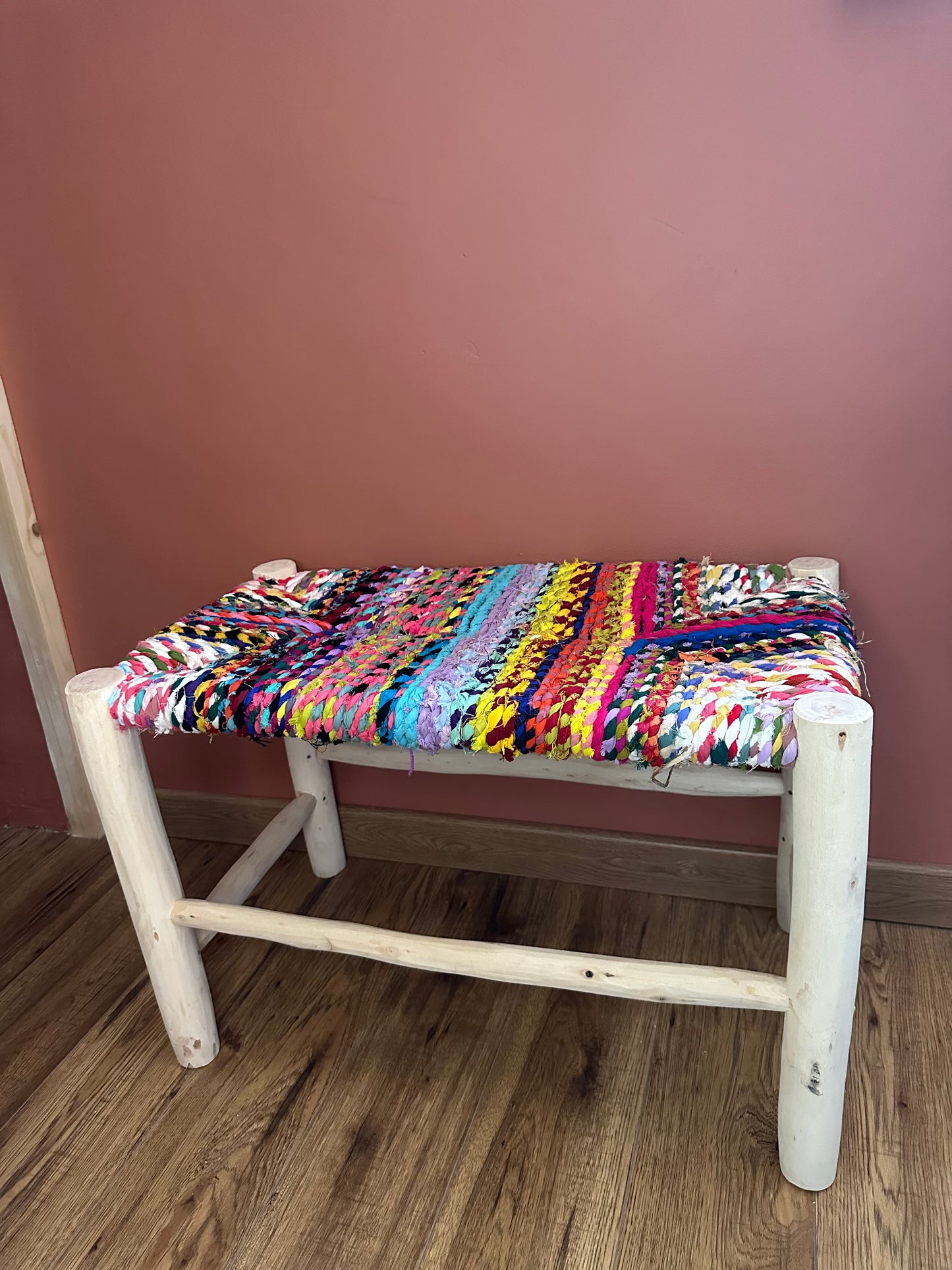 Banc Boucherouite en Bois et Tissu Recyclé – Pièce Unique