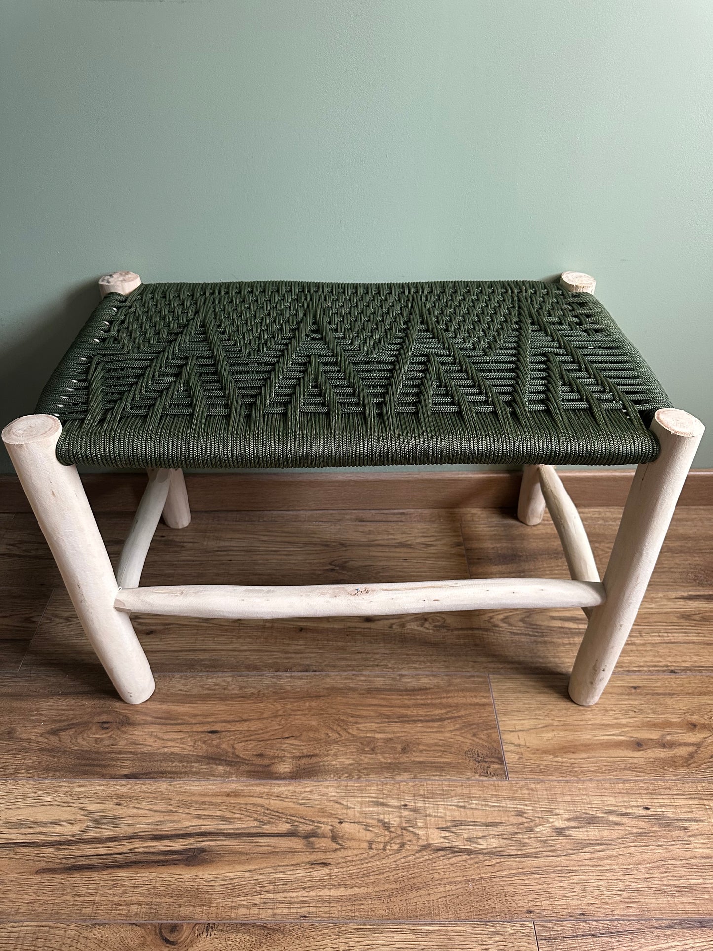 Banc artisanal marocain vert kaki en bois et corde tressée 72 cm