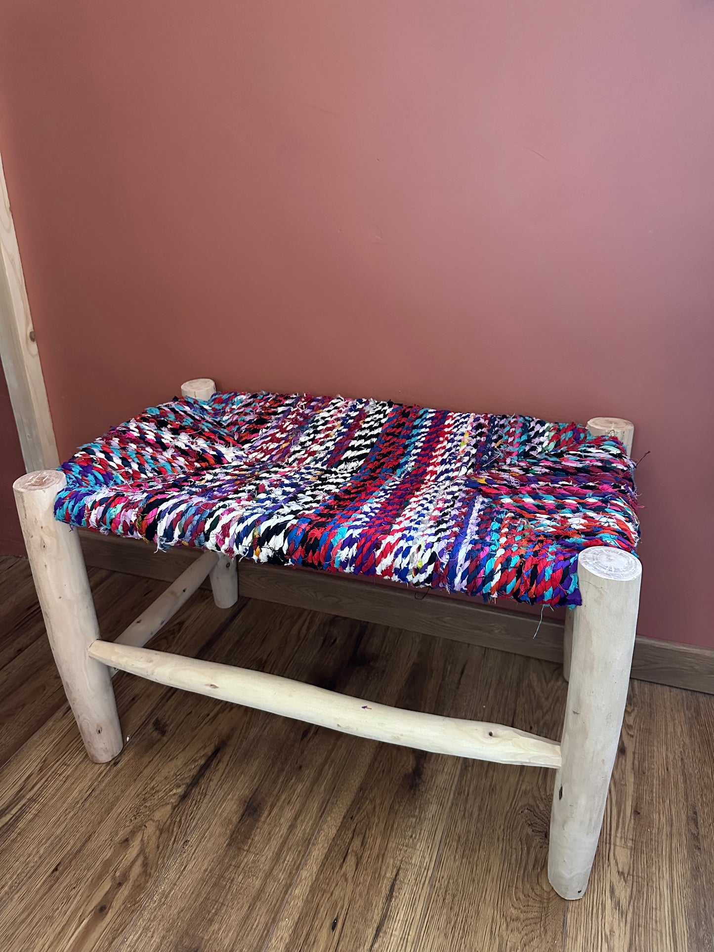 Banc Boucherouite en Bois et Tissu Recyclé – Pièce Unique